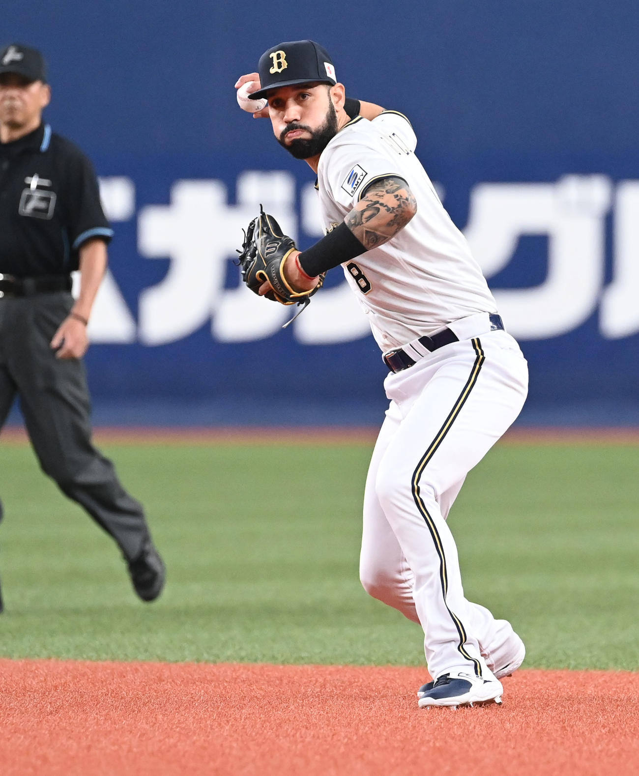 オリックス対楽天　2回表楽天2死、島内の打球を処理する二塁手のゴンザレス（撮影・和賀正仁）