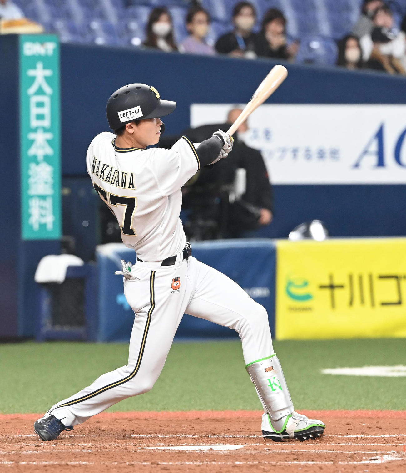 オリックス対楽天　5回裏オリックス無死、左中間に勝ち越し本塁打を放つ中川圭（撮影・和賀正仁）