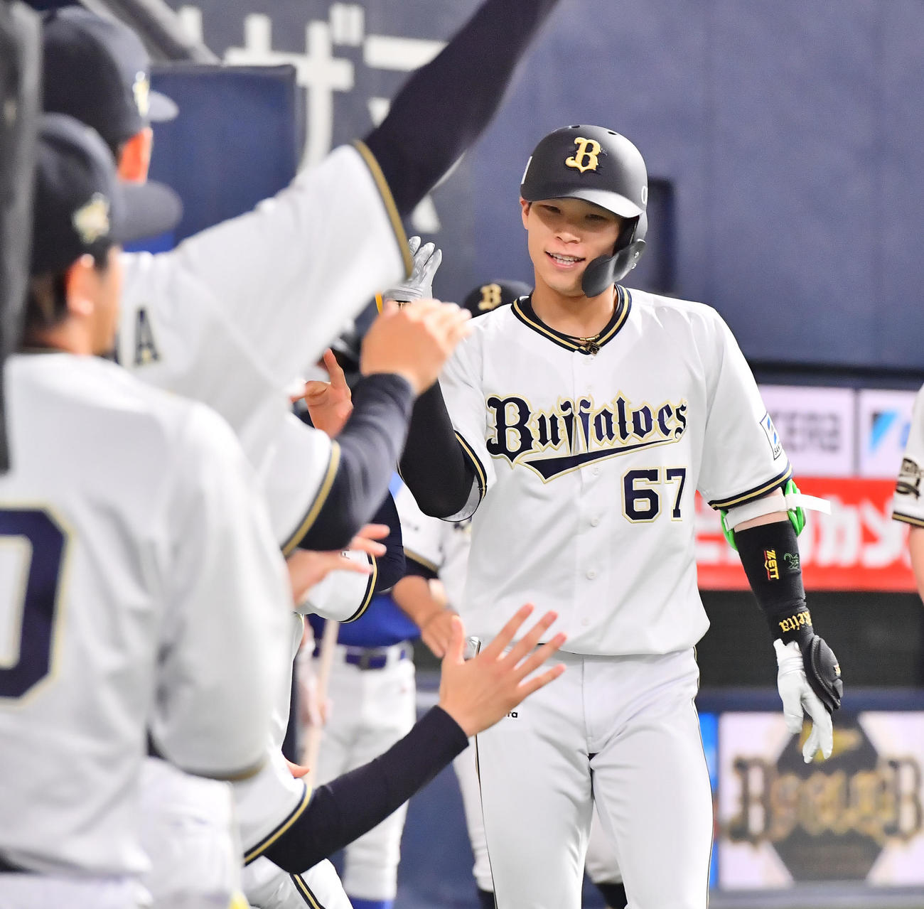 オリックス対楽天　5回裏オリックス無死、左中間に勝ち越し本塁打を放った中川圭はベンチ前でナインとタッチ（撮影・和賀正仁）