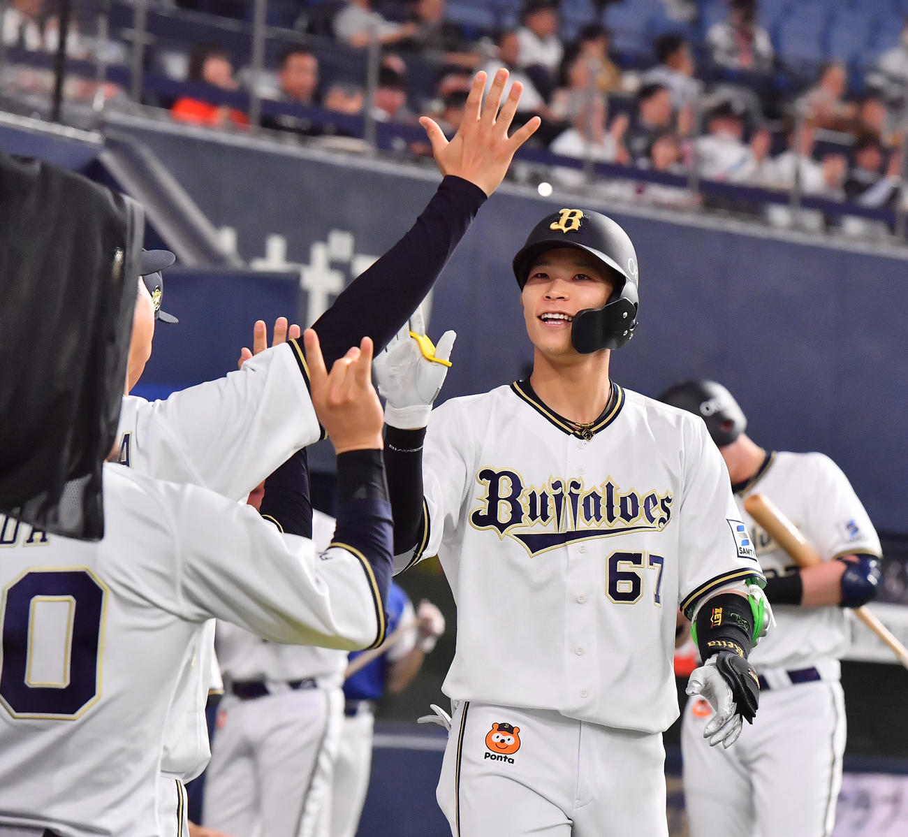 オリックス対楽天　5回裏オリックス無死、左中間に勝ち越し本塁打を放った中川圭はベンチ前でナインとタッチ（撮影・和賀正仁）