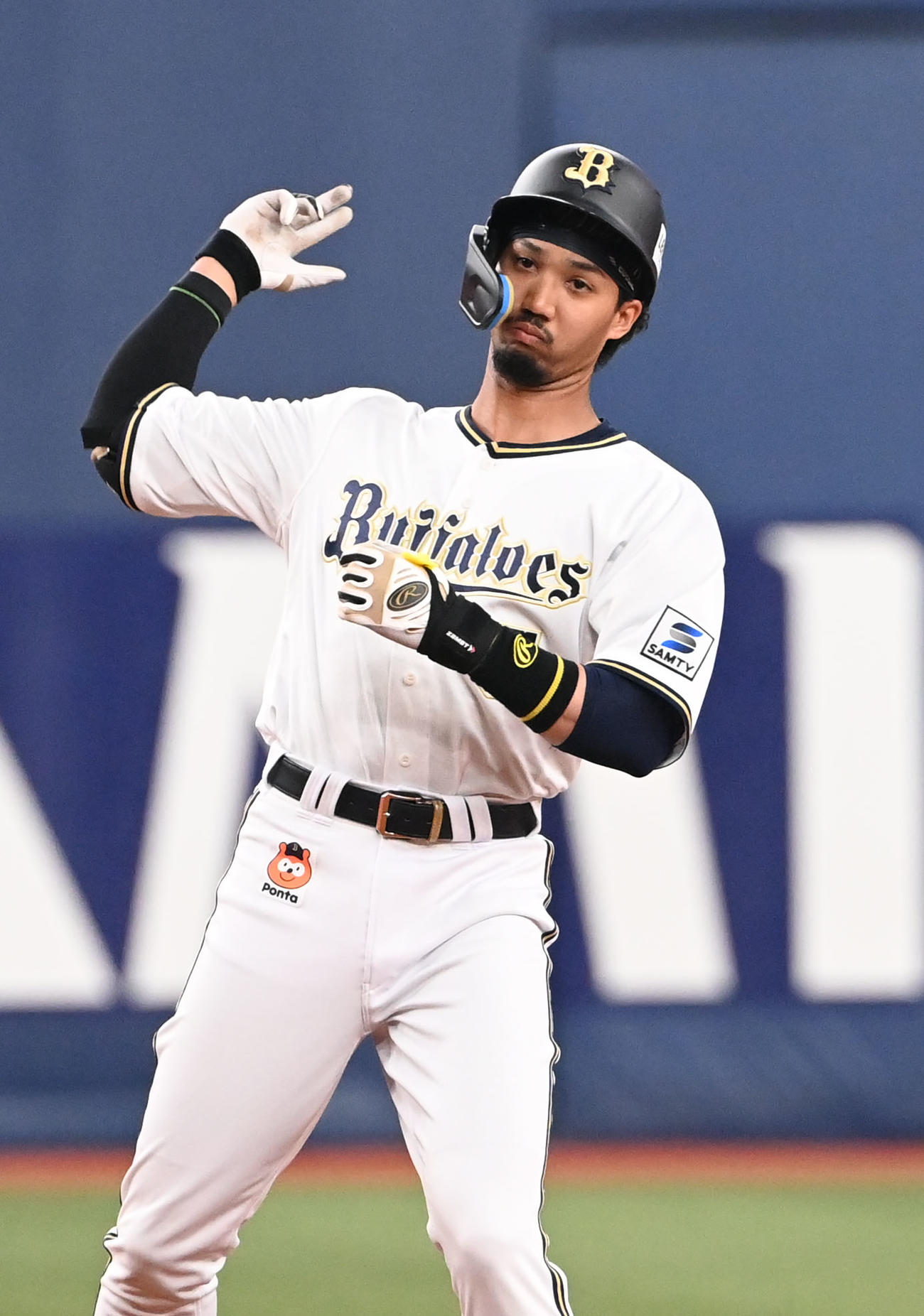 オリックス対楽天　7回裏オリックス1死二塁、左翼線に適時二塁打を放った宗はベンチに向かいポーズ（撮影・和賀正仁）