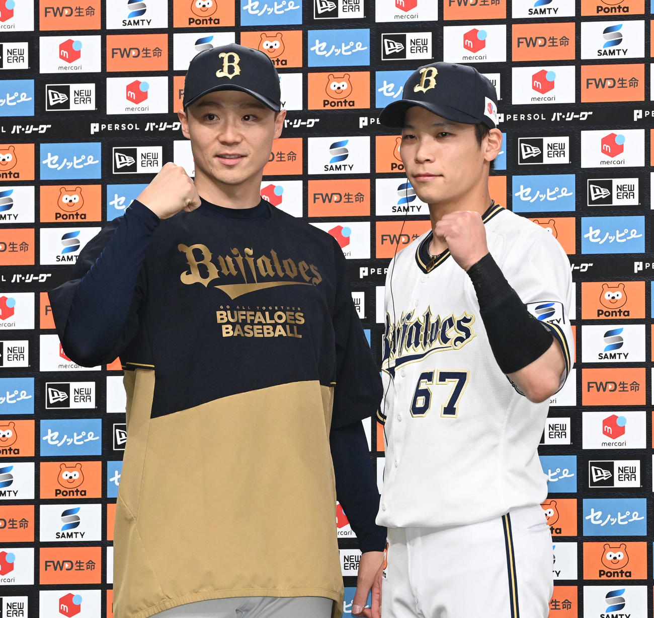 オリックス対楽天　1勝目の山崎福（右）と1号本塁打を放った中川圭はガッツポーズ（撮影・和賀正仁）