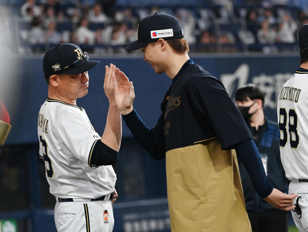 オリックス対楽天　楽天に勝利しタッチを交わす山崎福と中嶋監督（撮影・和賀正仁）