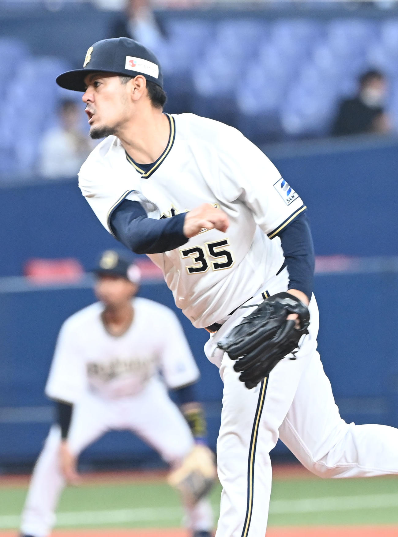 オリックス対楽天　7回途中から登板するオリックス比嘉（撮影・和賀正仁）