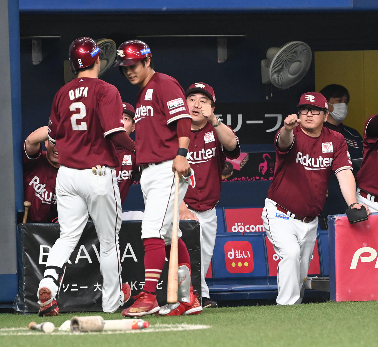 オリックス対楽天　3回表楽天1死、左越え本塁打を放った太田は石井監督（中央）らに迎えられる（撮影・和賀正仁）