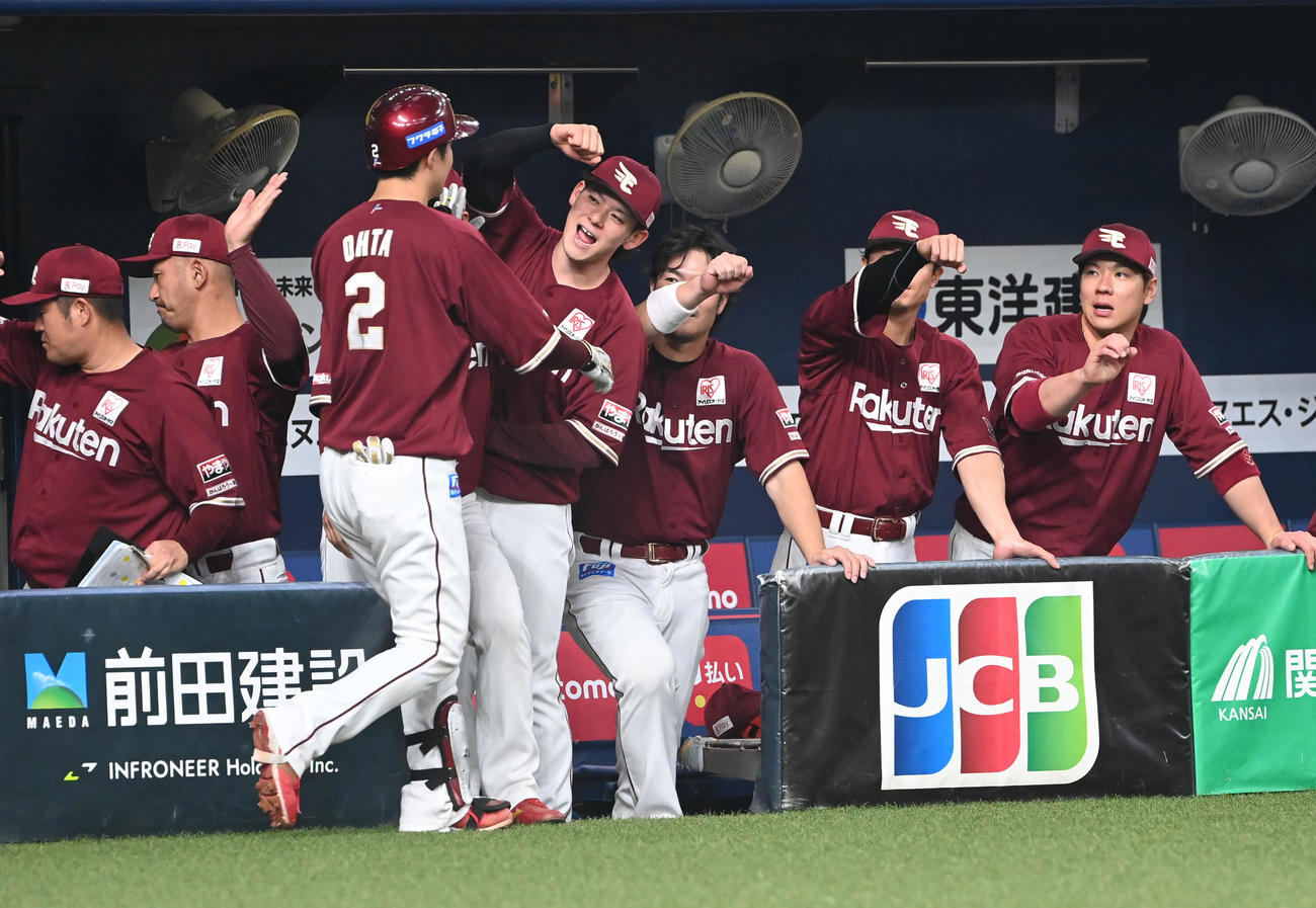 オリックス対楽天　3回表楽天1死、左越え本塁打を放った太田はベンチのナインに迎えられる（撮影・和賀正仁）