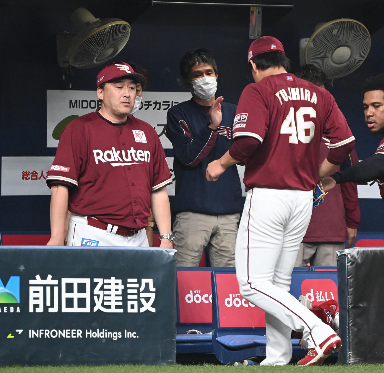 オリックス対楽天　7回途中で降板する藤平をねぎらう楽天石井監督（撮影・和賀正仁）
