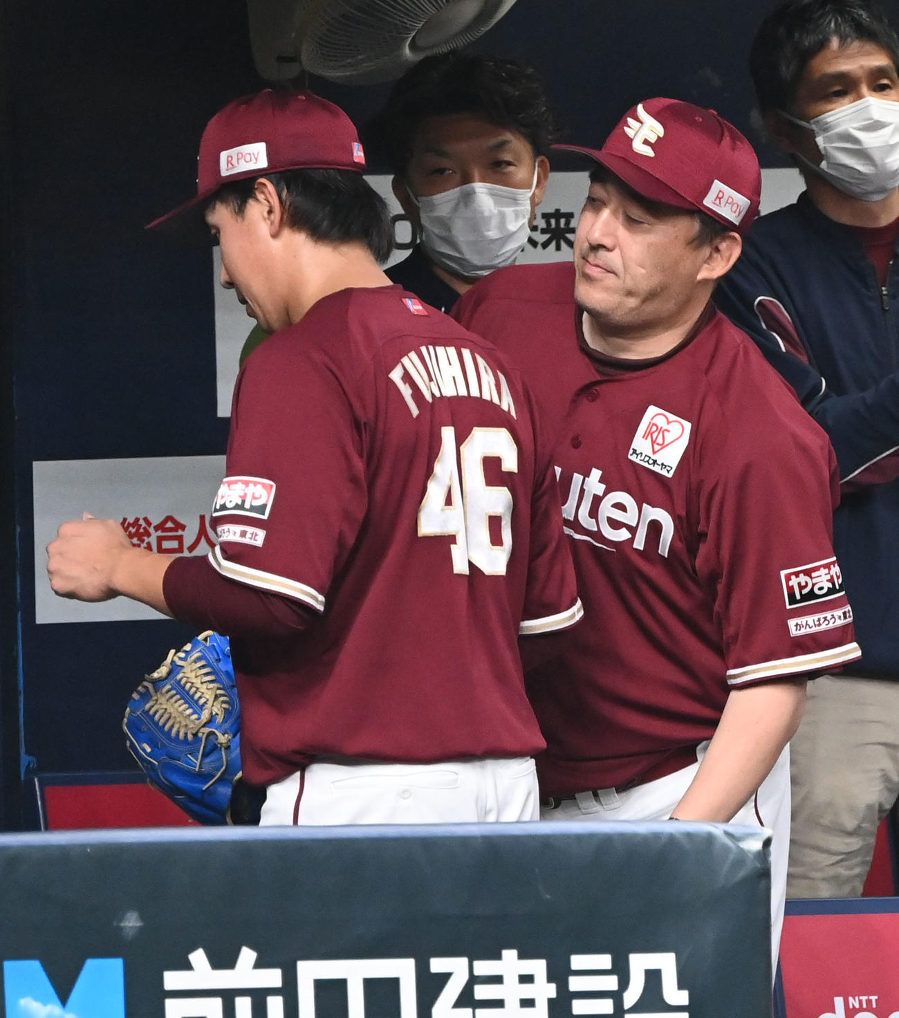 オリックス対楽天　7回途中で降板する藤平をねぎらう楽天石井監督（撮影・和賀正仁）