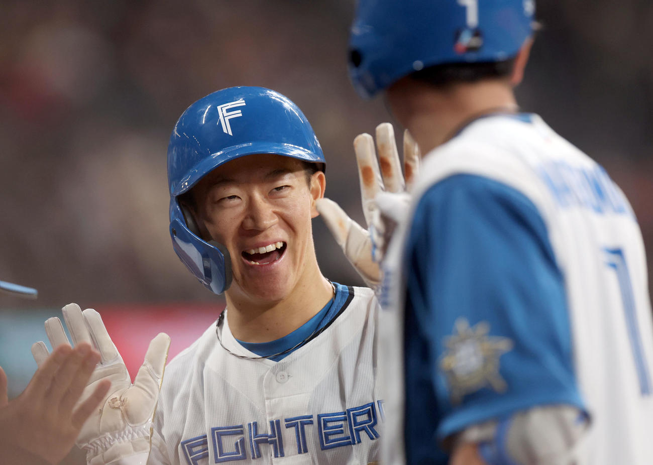 日本ハム対ロッテ　3回裏日本ハム無死一、三塁、松本剛の右犠飛で生還しタッチを交わす矢沢（撮影・佐藤翔太）