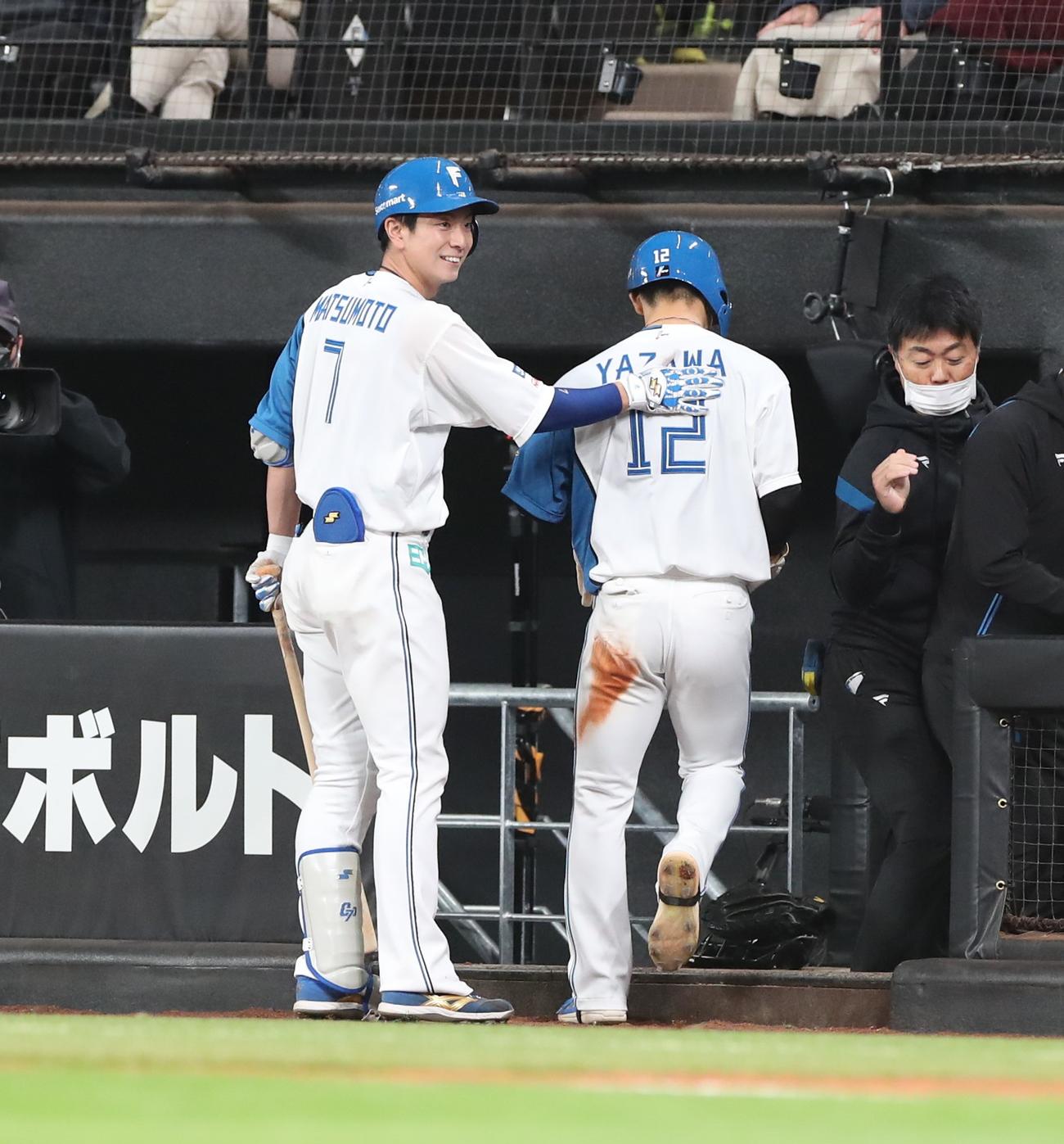 日本ハム対ロッテ　3回裏日本ハム無死一、三塁、犠飛を放った松本剛（左）は生還した矢沢を出迎える（撮影・黒川智章）