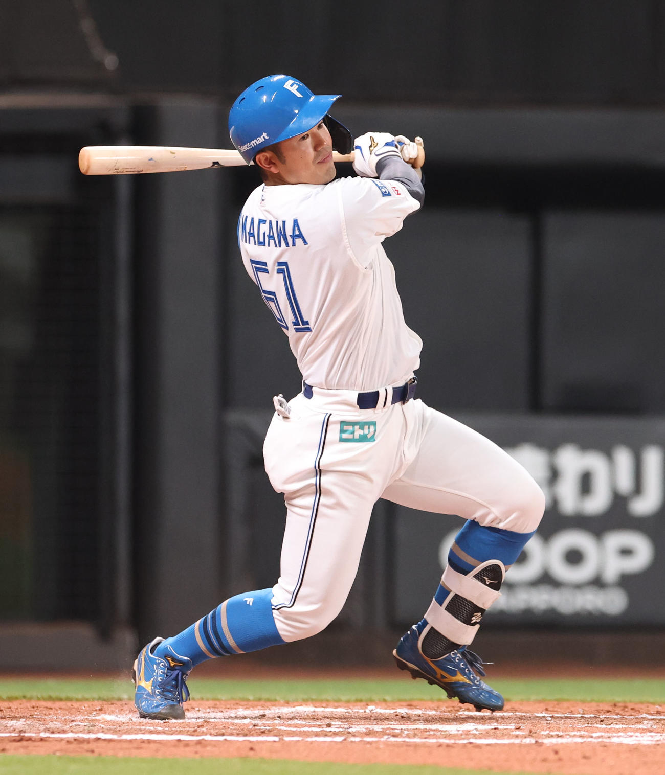 日本ハム対ロッテ　3回裏日本ハム無死一塁、今川は右前打を放つ（撮影・佐藤翔太）