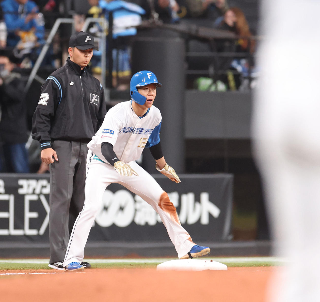 日本ハム対ロッテ　3回裏日本ハム無死一塁、今川の右前打で三塁に進塁する一走矢沢（撮影・佐藤翔太）