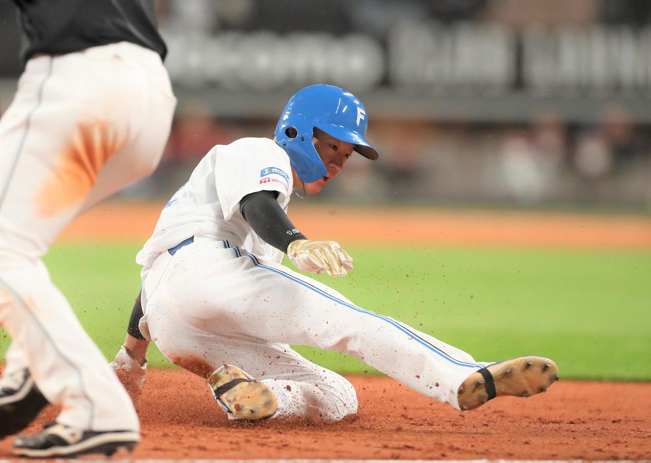 日本ハム対ロッテ　3回裏日本ハム無死一塁、今川の右前打で三塁に進む矢沢（撮影・黒川智章）