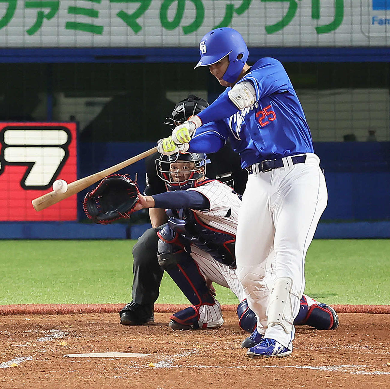 ヤクルト対中日　2回表無死、中越え本塁打を放つ石川昂（撮影・足立雅史）