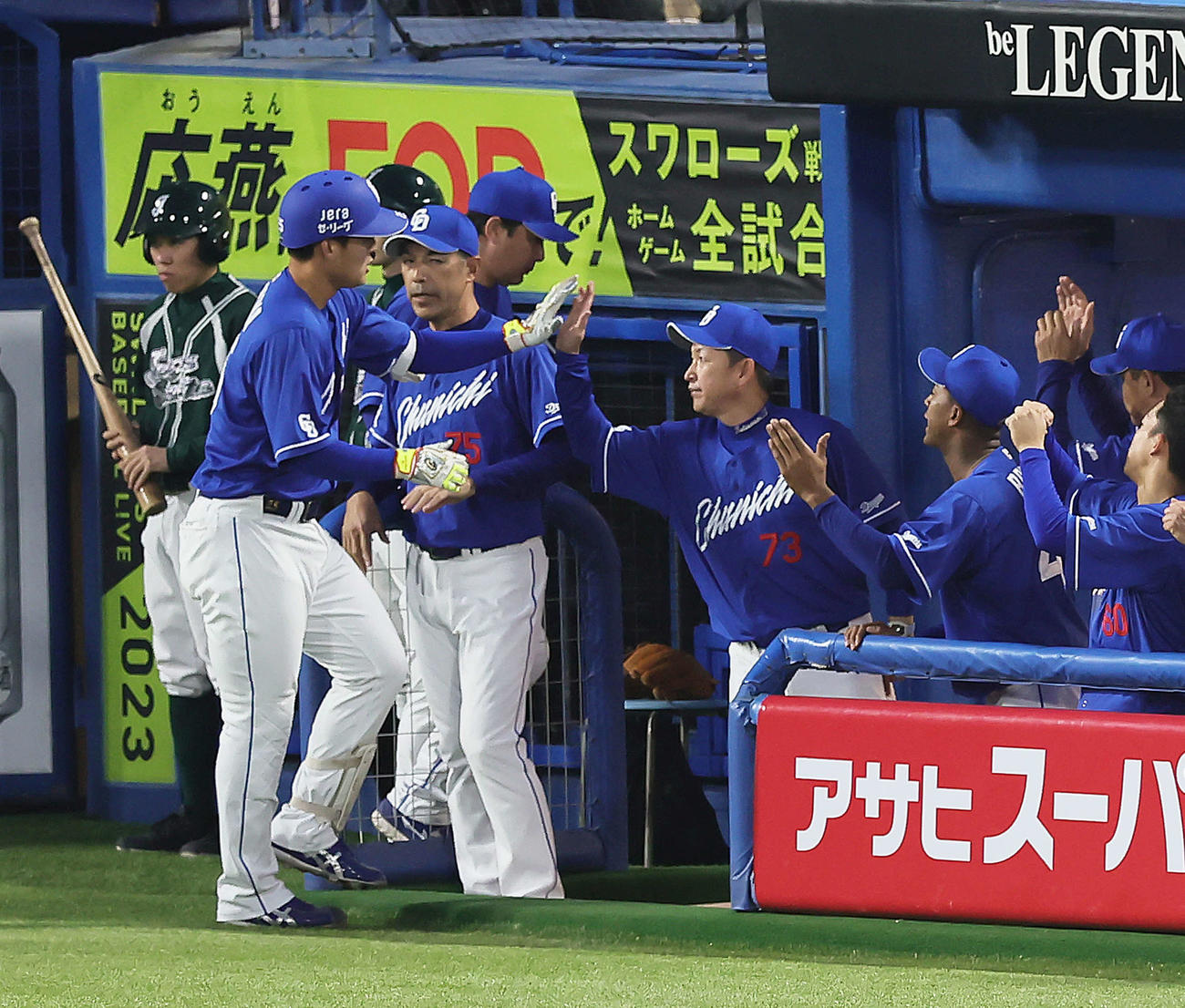 ヤクルト対中日　2回表無死、石川昂（左端）は中越え本塁打を放ち立浪監督（中央右）らに迎えられる（撮影・足立雅史）