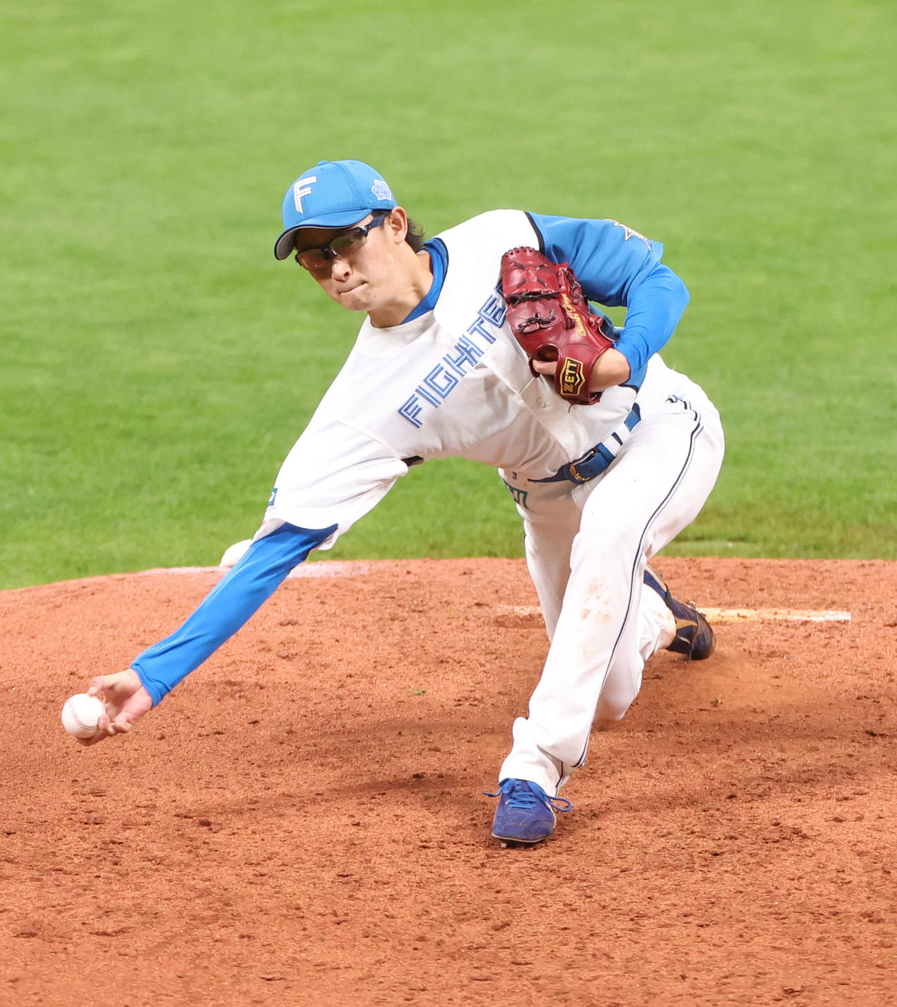 日本ハム対ロッテ　力投する日本ハム鈴木（撮影・佐藤翔太）