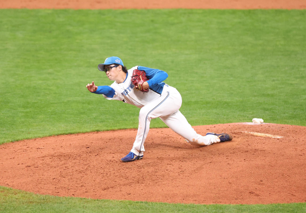 日本ハム対ロッテ　力投する日本ハム鈴木（撮影・佐藤翔太）