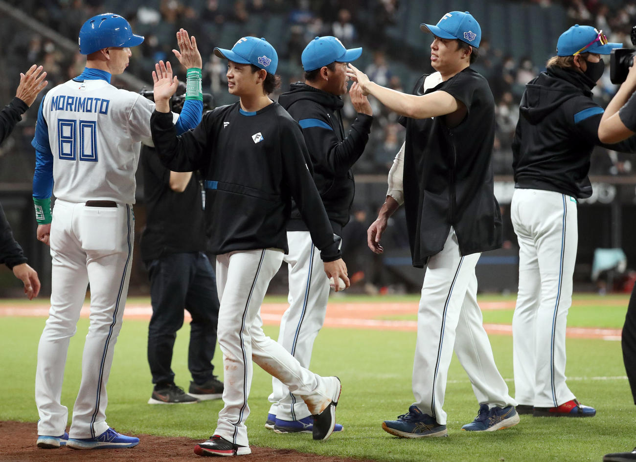 日本ハム対ロッテ　試合終了後、勝利を喜び合う日本ハム鈴木（左から2人目）らナイン（撮影・佐藤翔太）