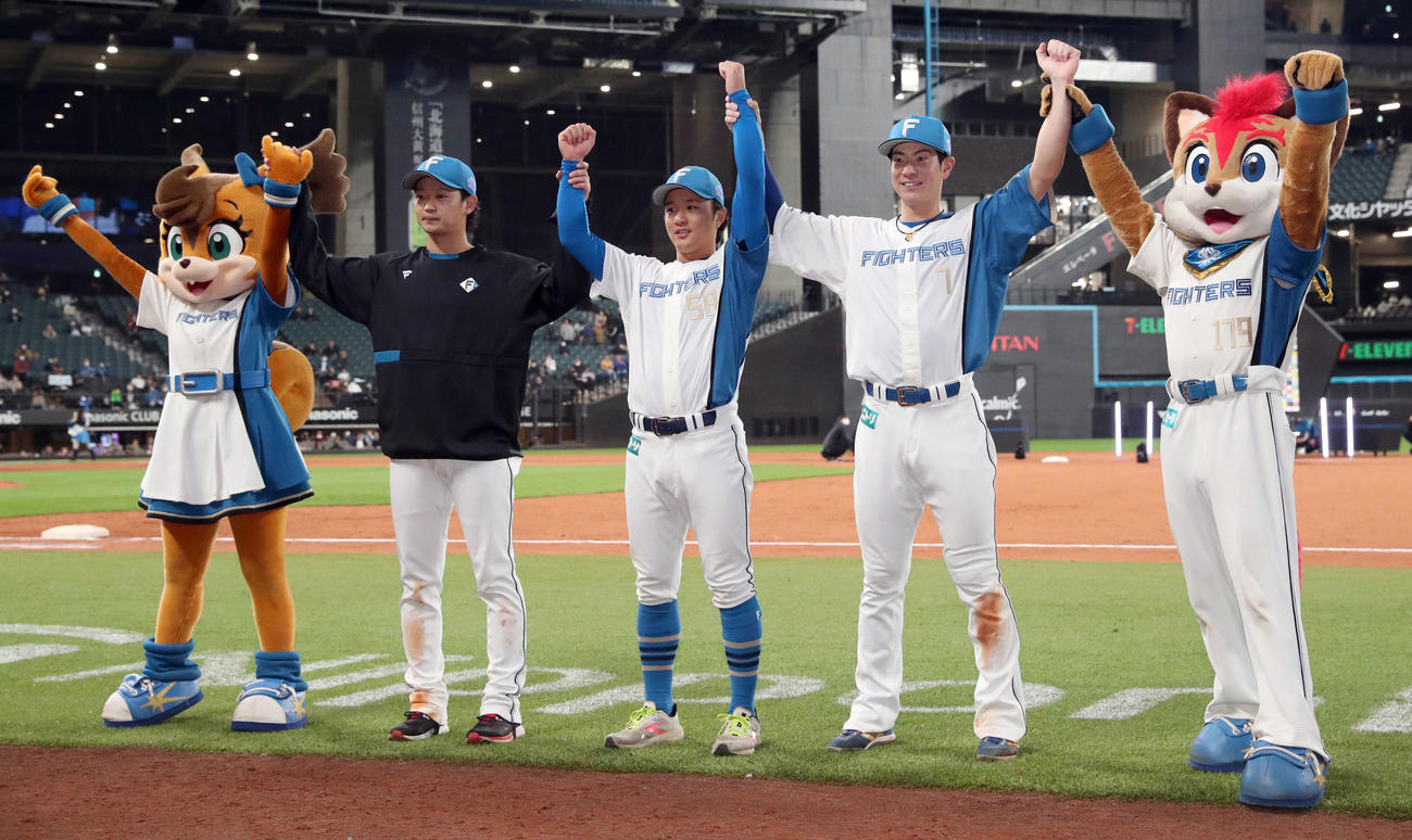 日本ハム対ロッテ　試合終了後、記念撮影に応じる左から日本ハム鈴木、奈良間、松本剛（撮影・佐藤翔太）