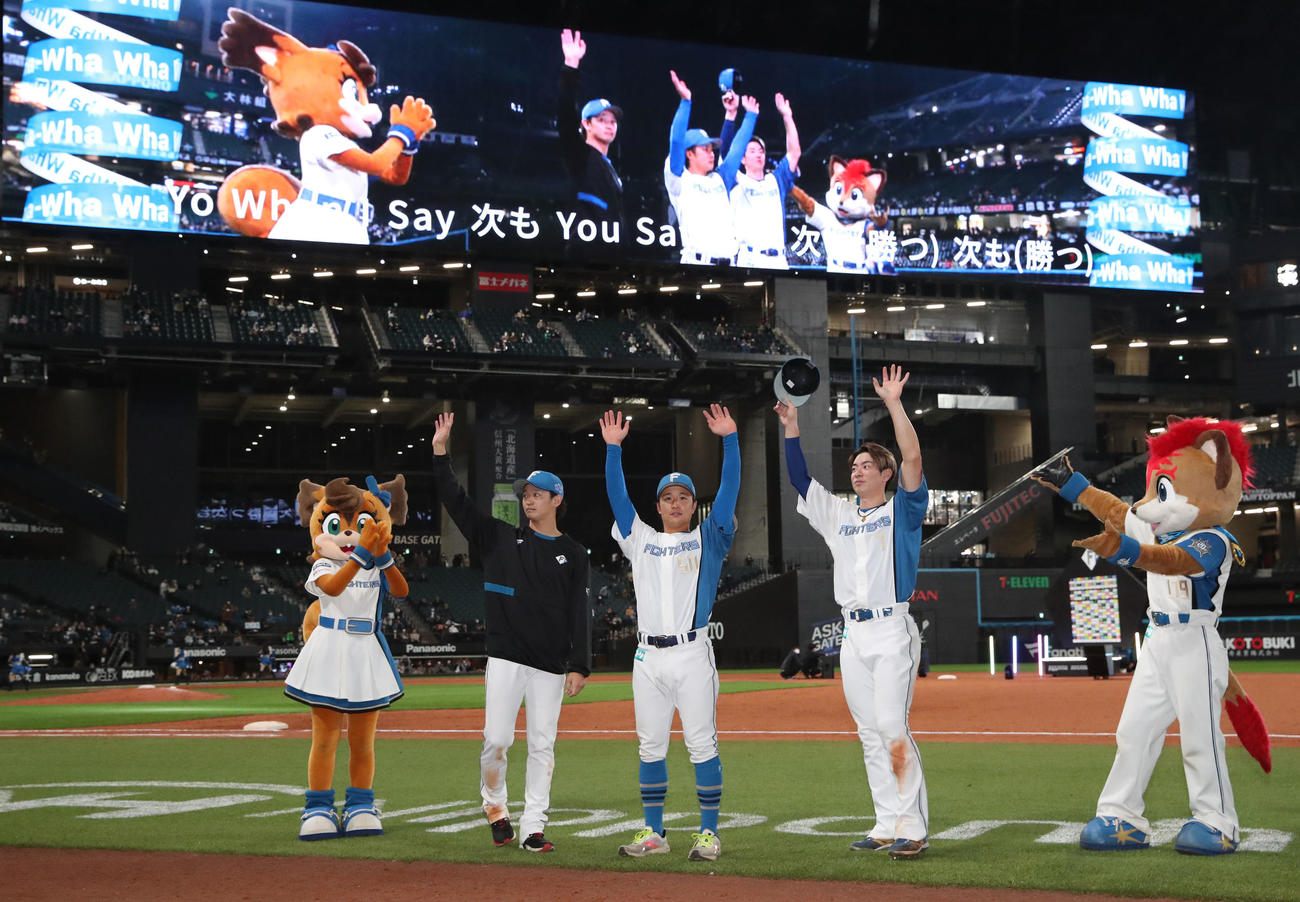 日本ハム対ロッテ　試合終了後、記念撮影に応じる左から日本ハム鈴木、奈良間、松本剛（撮影・佐藤翔太）