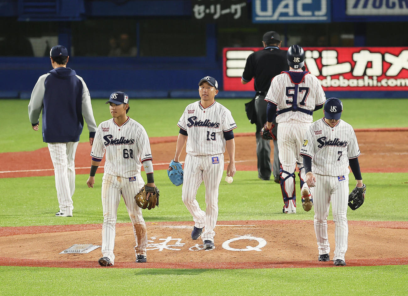 ヤクルト対中日　マウンドに集まり浮かない表情を見せるヤクルト石川（中央）（撮影・足立雅史）
