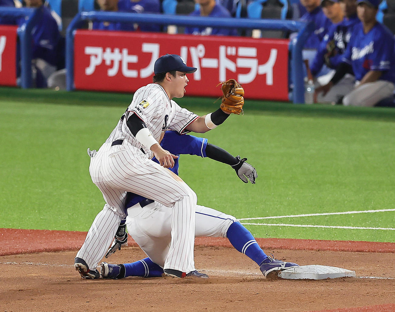 ヤクルト対中日　4回表中日2死三塁、打者大島の時、けん制アウトとなる三塁走者木下（右）。三塁手村上（撮影・足立雅史）