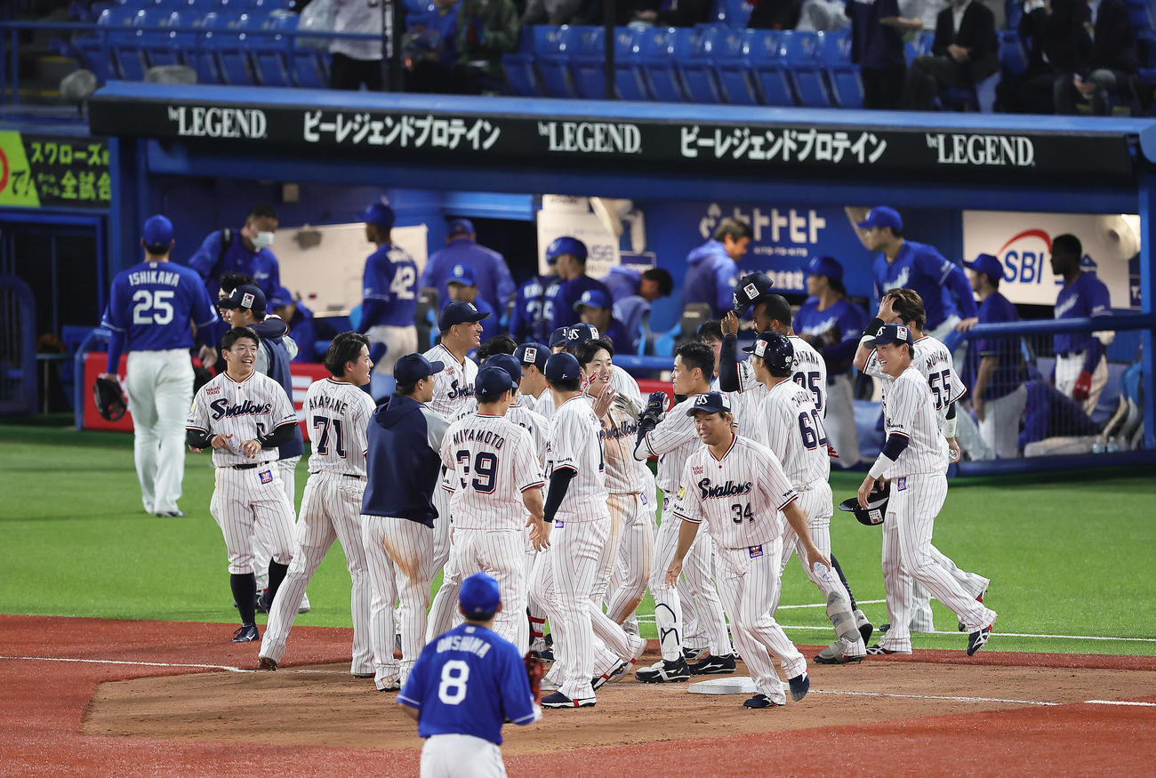 ヤクルト対中日　11回裏ヤクルト1死二塁、中村（中央右）はサヨナラ中前適時打を放ちナインと歓喜する（撮影・足立雅史）