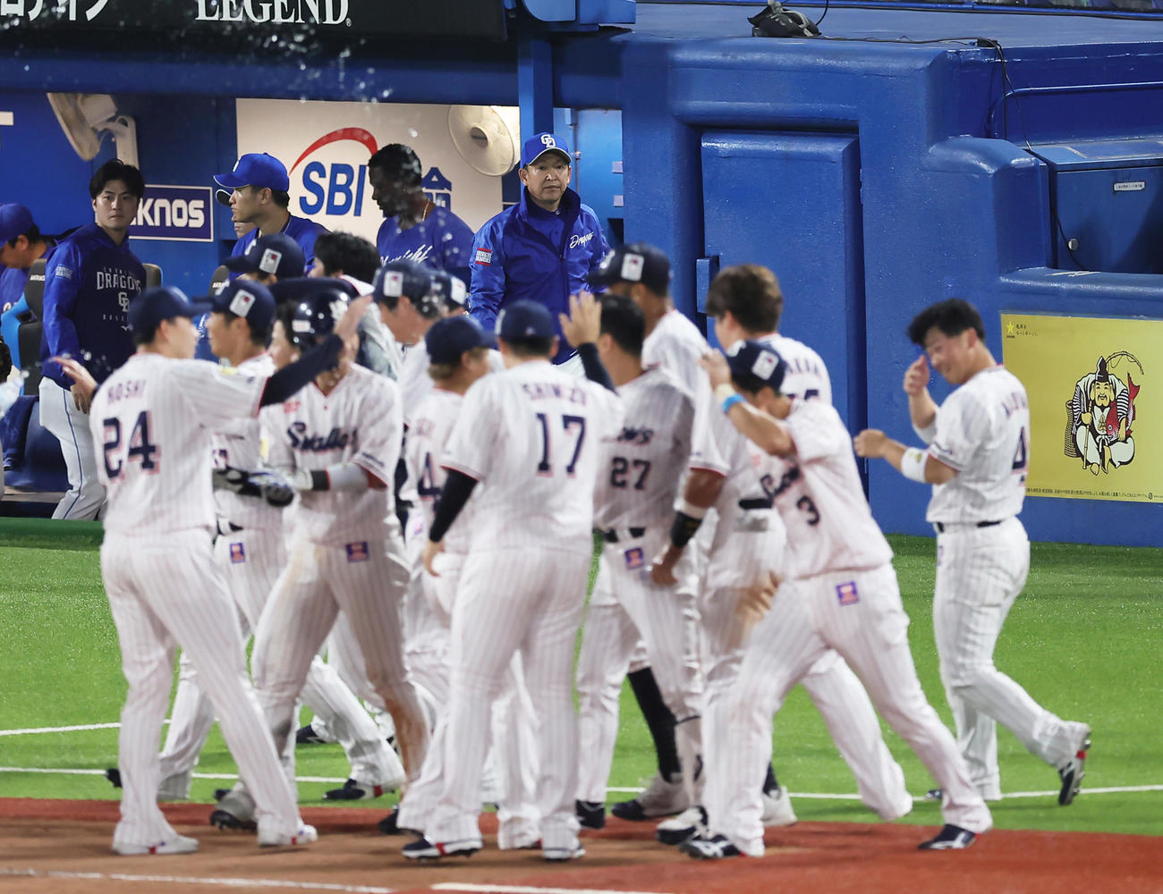 ヤクルト対中日　サヨナラ負けを喫し、足早に引き揚げる中日立浪監督（後方中央）（撮影・足立雅史）