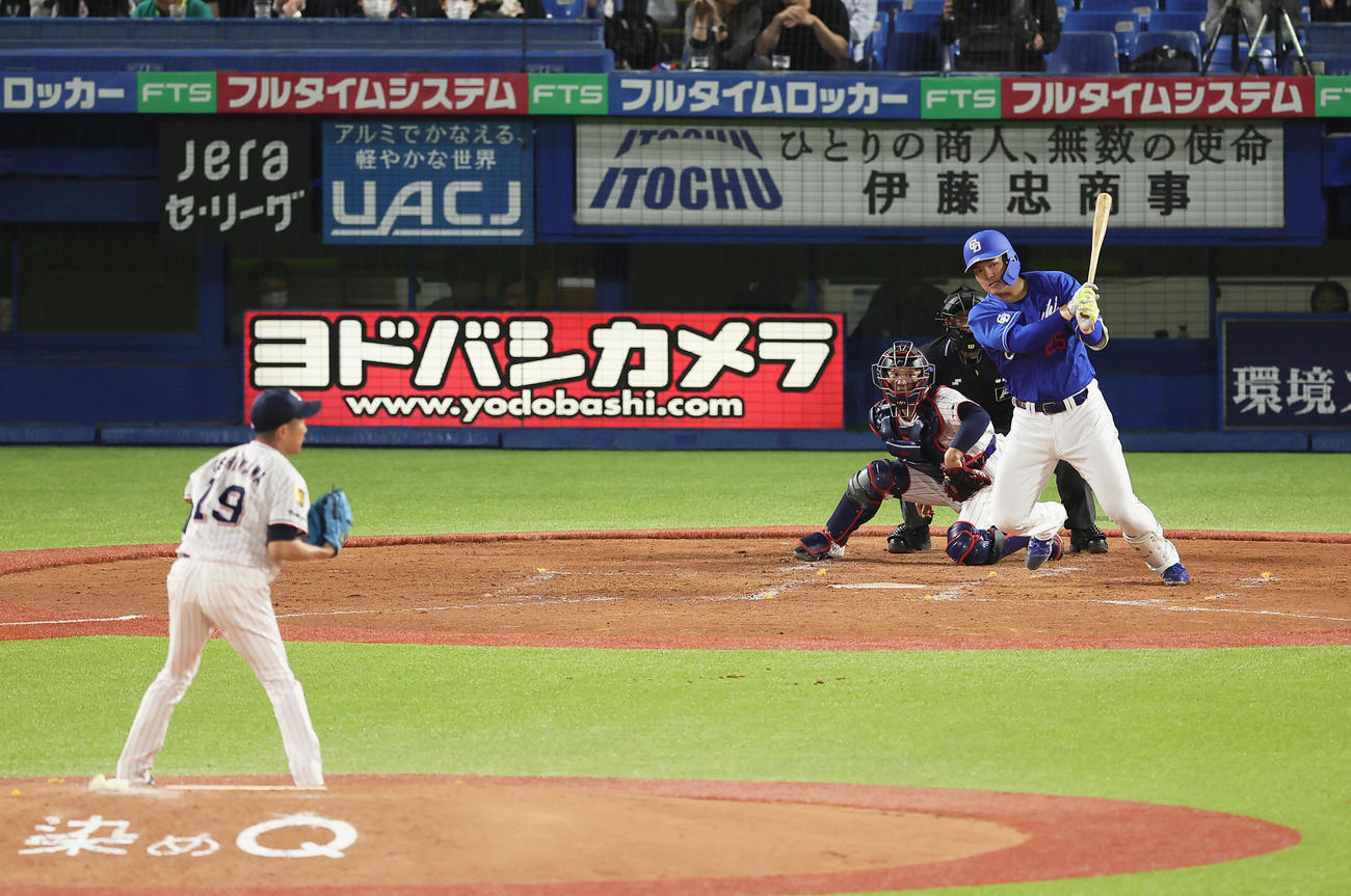 ヤクルト対中日　3回表中日1死二塁、石川昂は左前打を放つ。投手石川（撮影・足立雅史）