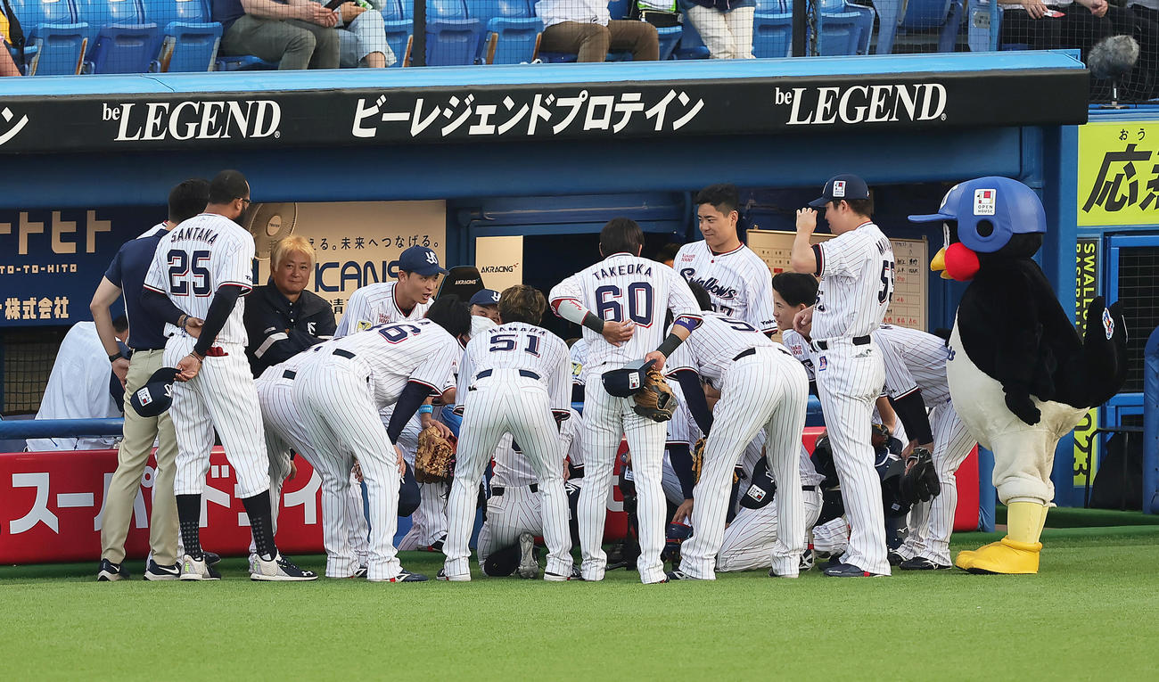 試合前、円陣で声出しするヤクルト宮本（後方中央左）（撮影・足立雅史）