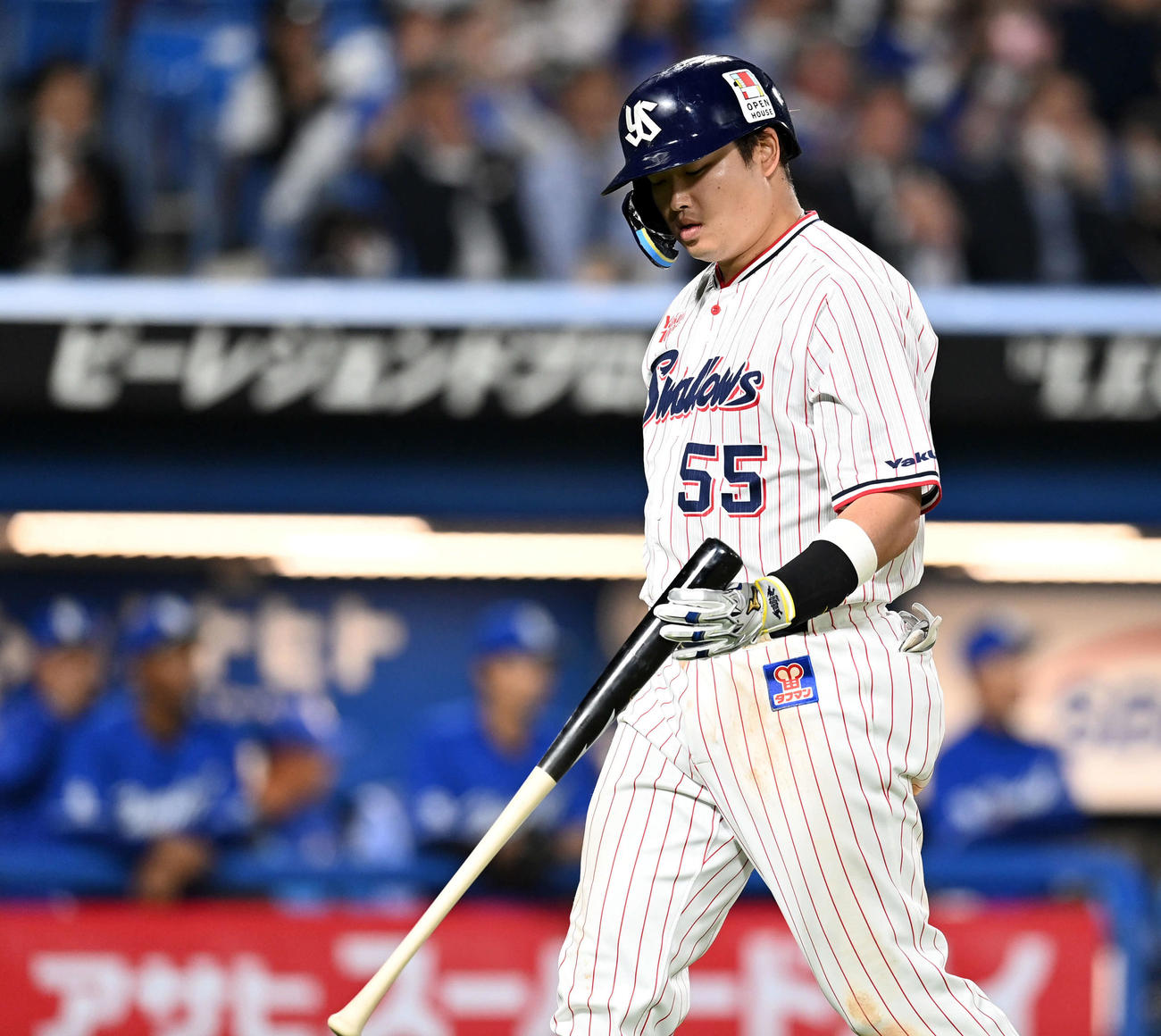 ヤクルト対中日　8回裏ヤクルト1死、空振り三振に倒れる村上（撮影・たえ見朱実）