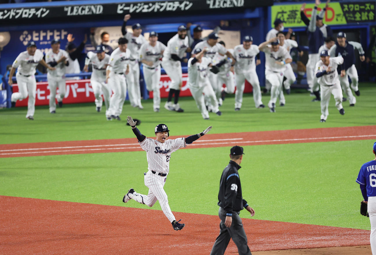 ヤクルト対中日　11回裏ヤクルト1死二塁、サヨナラ中前打を放った中村は一塁を回って放ちバンザイ（撮影・足立雅史）
