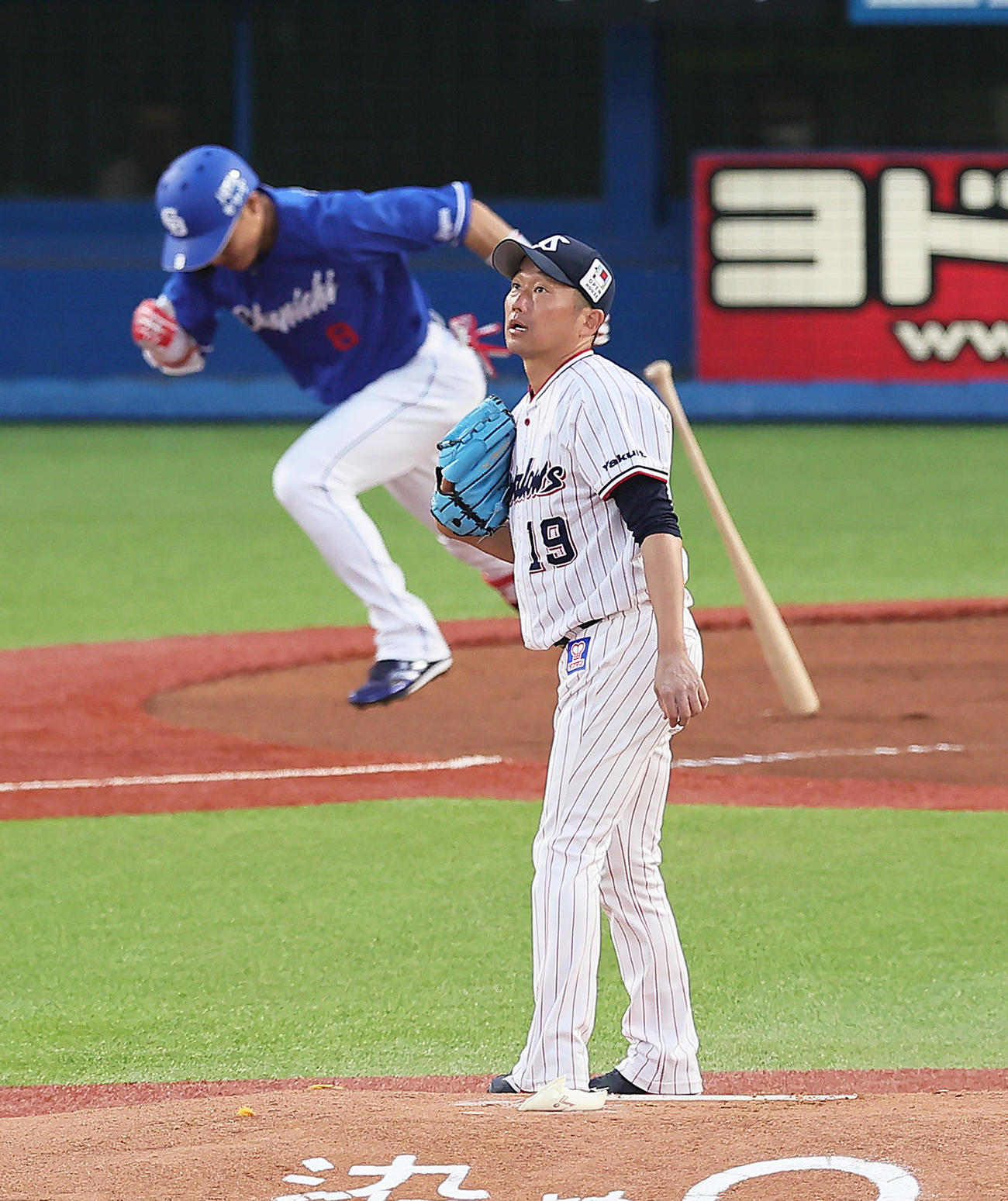 ヤクルト対中日　1回表中日無死、大島（後方）を二ゴロに仕留めた石川（撮影・足立雅史）