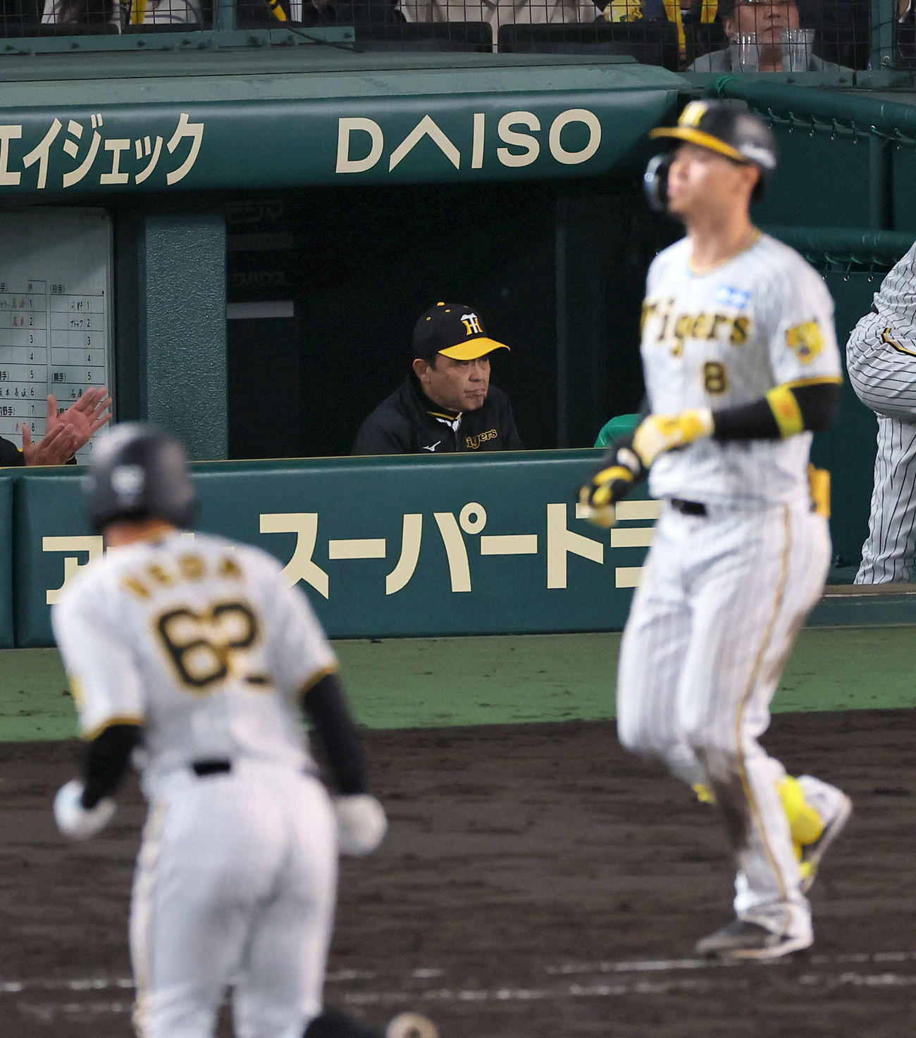 阪神対広島　9回裏阪神無死一、二塁、左飛に倒れた佐藤輝の打球を見つめる岡田監督（撮影・上田博志）