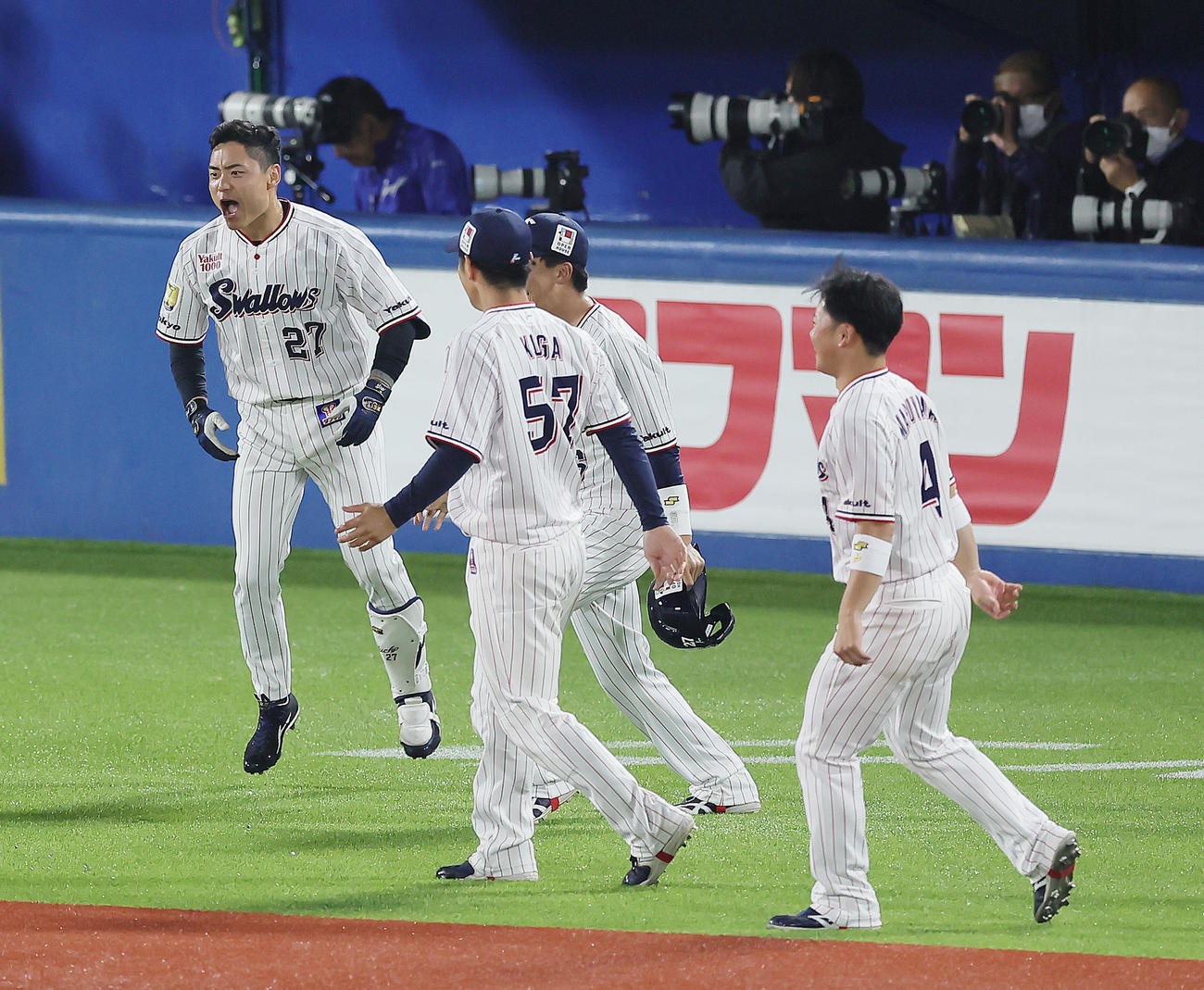 ヤクルト対中日　11回裏ヤクルト1死二塁、中村（左端）はサヨナラ中前適時打を放ち飛び上がって喜ぶ（撮影・足立雅史）