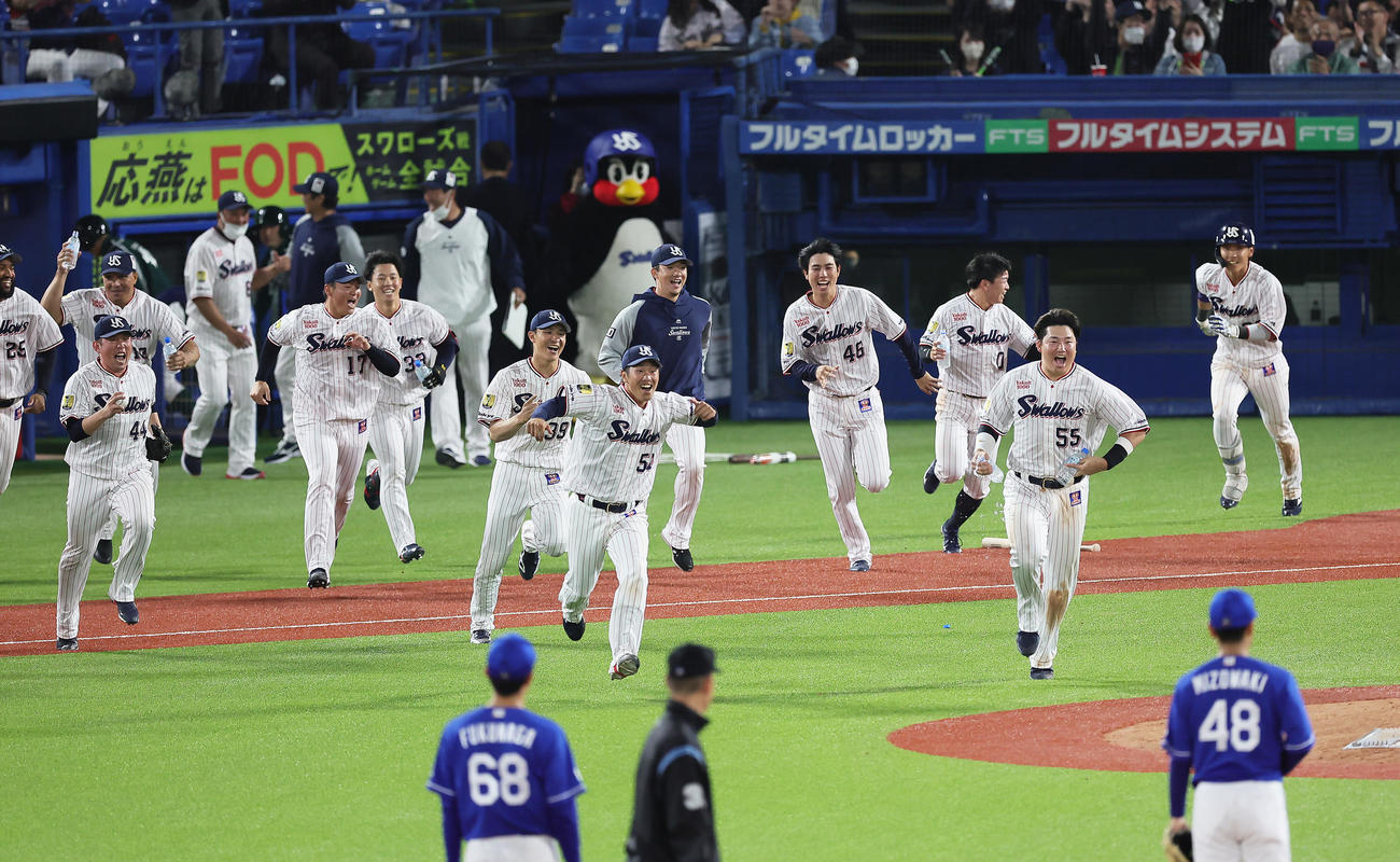 ヤクルト対中日　11回裏ヤクルト1死二塁、中村のサヨナラ中前適時打にベンチを飛び出す村上（右から2人目）ら（撮影・足立雅史）