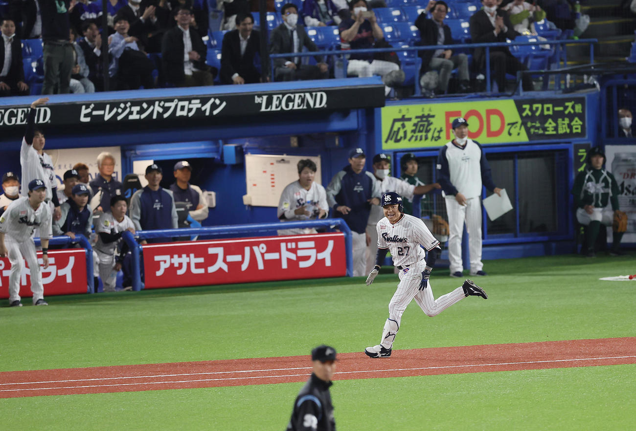 ヤクルト対中日　11回裏ヤクルト1死二塁、中村はサヨナラ中前適時打を放つ（撮影・足立雅史）