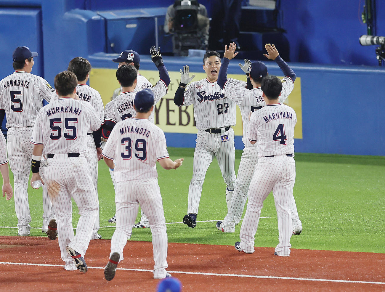 ヤクルト対中日　11回裏ヤクルト1死二塁、中村（右から3人目）はサヨナラ中前適時打を放ちタッチを交わす（撮影・足立雅史）