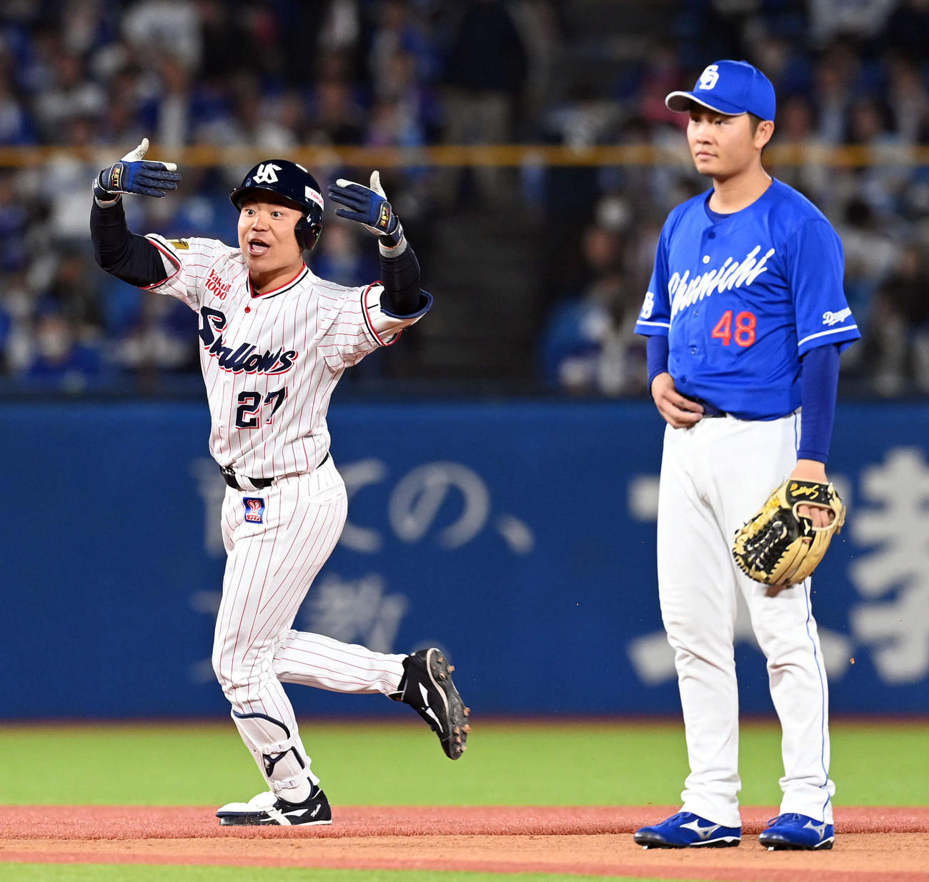 ヤクルト対中日　11回裏ヤクルト1死二塁、サヨナラ打を放ちおどけた表情でナインを呼ぶ中村。右は溝脇（撮影・たえ見朱実）