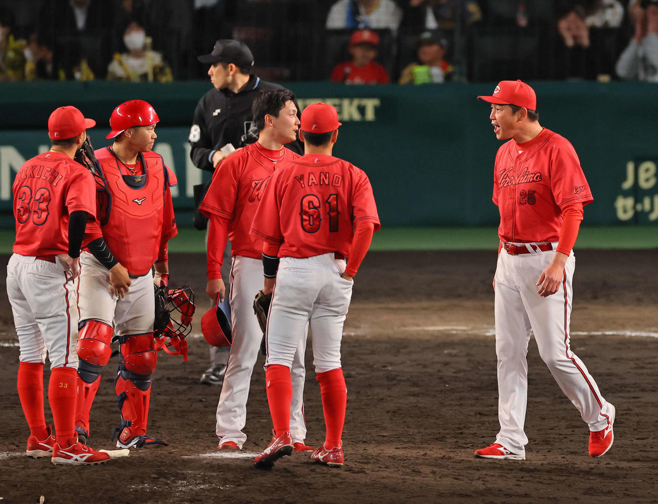 阪神対広島　9回裏阪神無死一、二塁、新井監督（右端）はマウンドに向かい、栗林（右から3人目）にゲキを飛ばす（撮影・上田博志）
