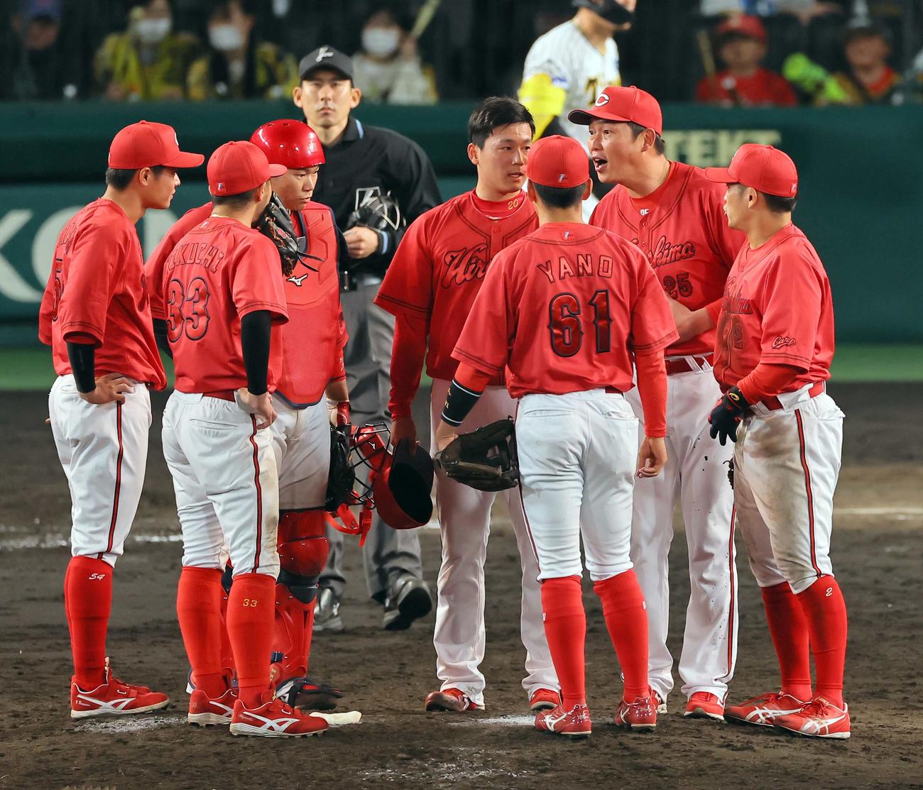 阪神対広島　9回裏阪神無死一、二塁、新井監督（右から2人目）はマウンドで栗林（中央）らにゲキを飛ばす（撮影・上田博志）