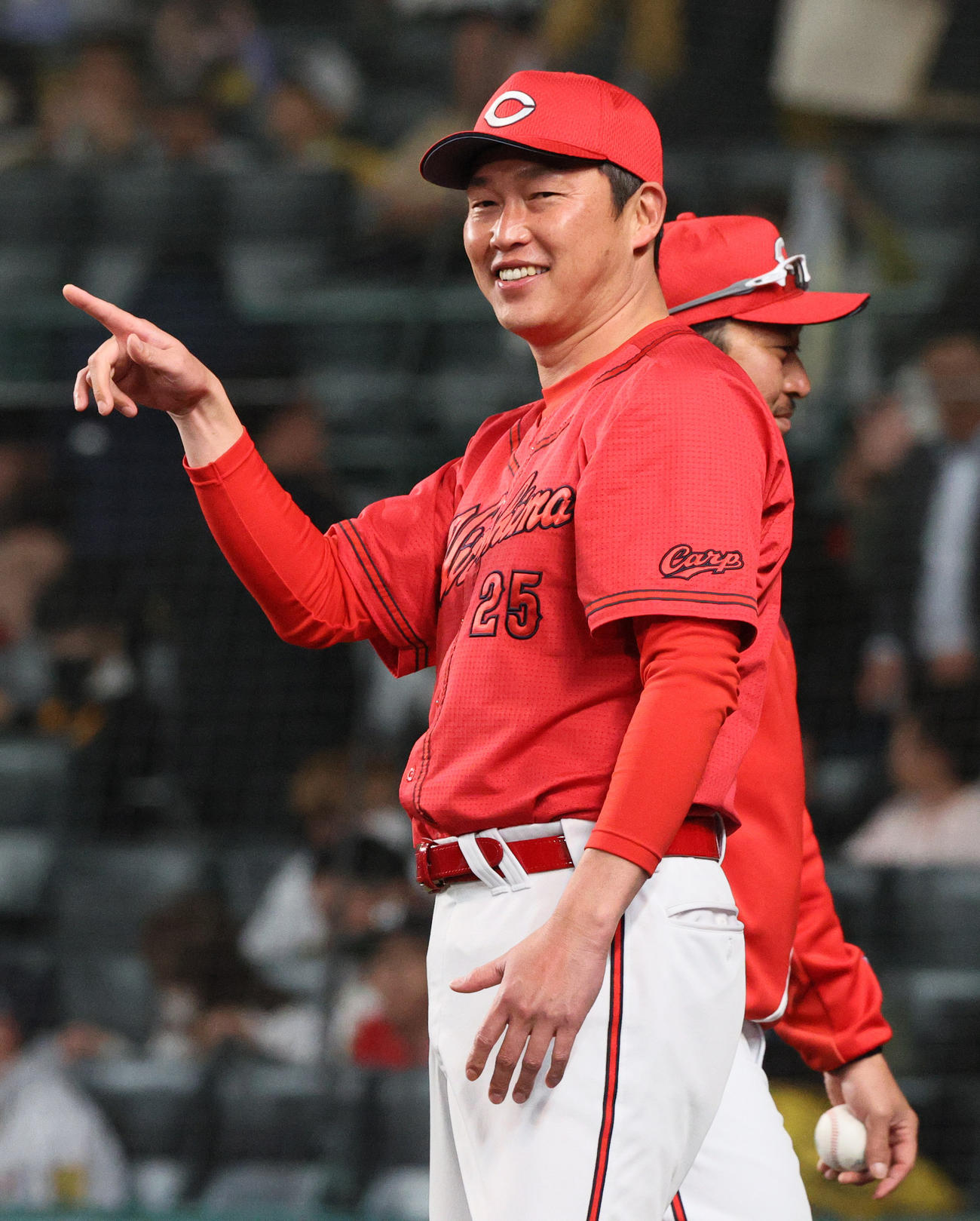 広島新井監督は阪神に勝利し、ナインを笑顔で出迎える（撮影・上山淳一）