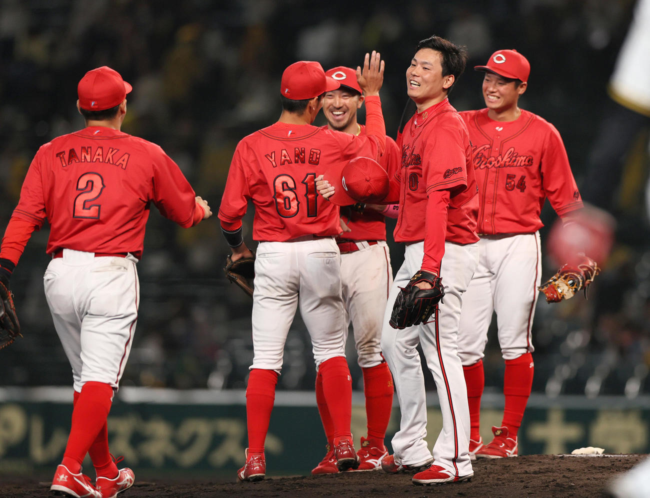 阪神対広島　9回裏阪神1死一、二塁、栗林（右から2人目）は代打原口を遊直併殺に仕留め試合を締める（撮影・上山淳一）