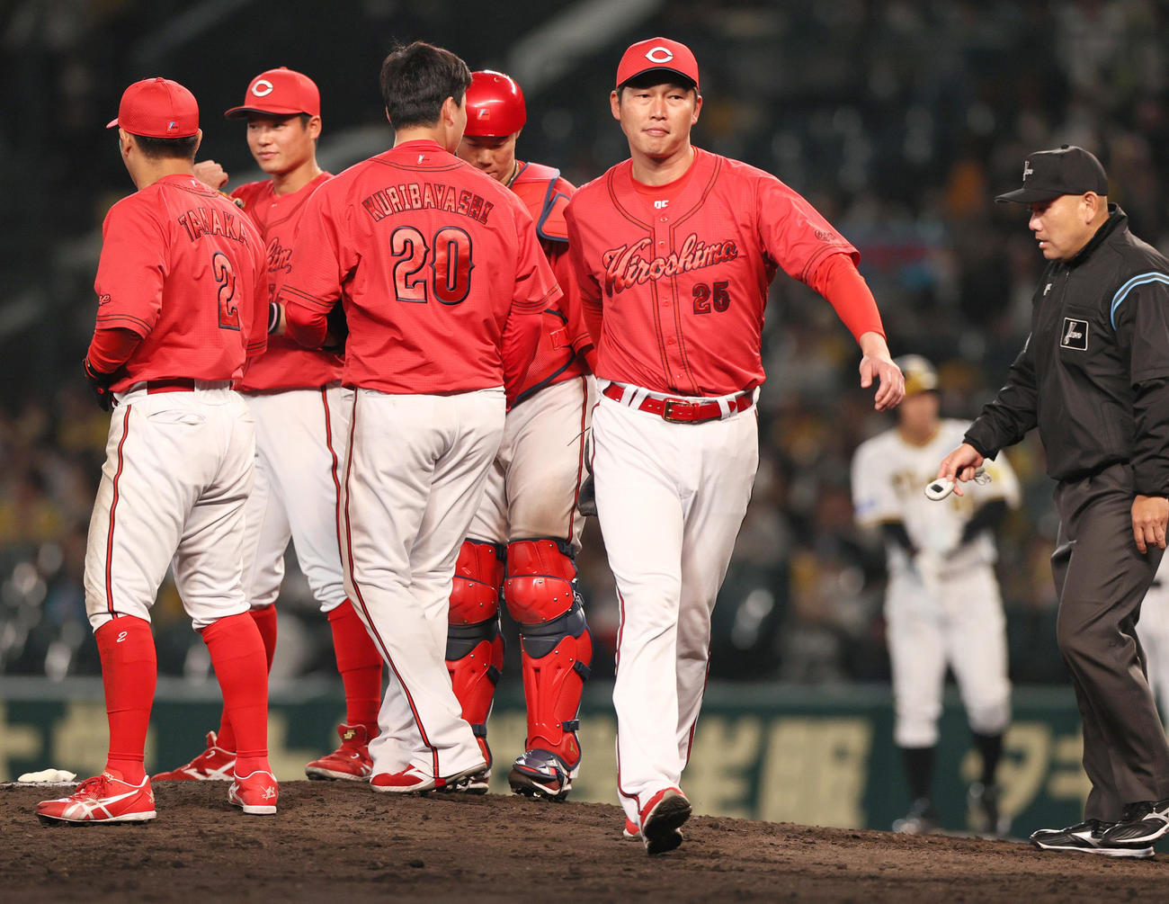 阪神対広島　9回裏阪神無死一、二塁、新井監督（右から2人目）は栗林に声をかけマウンドを降りる（撮影・上山淳一）