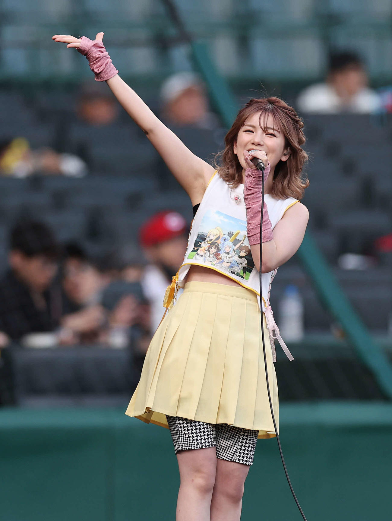 阪神対広島　試合前、ミニライブを披露する声優のMachico（撮影・前田充）