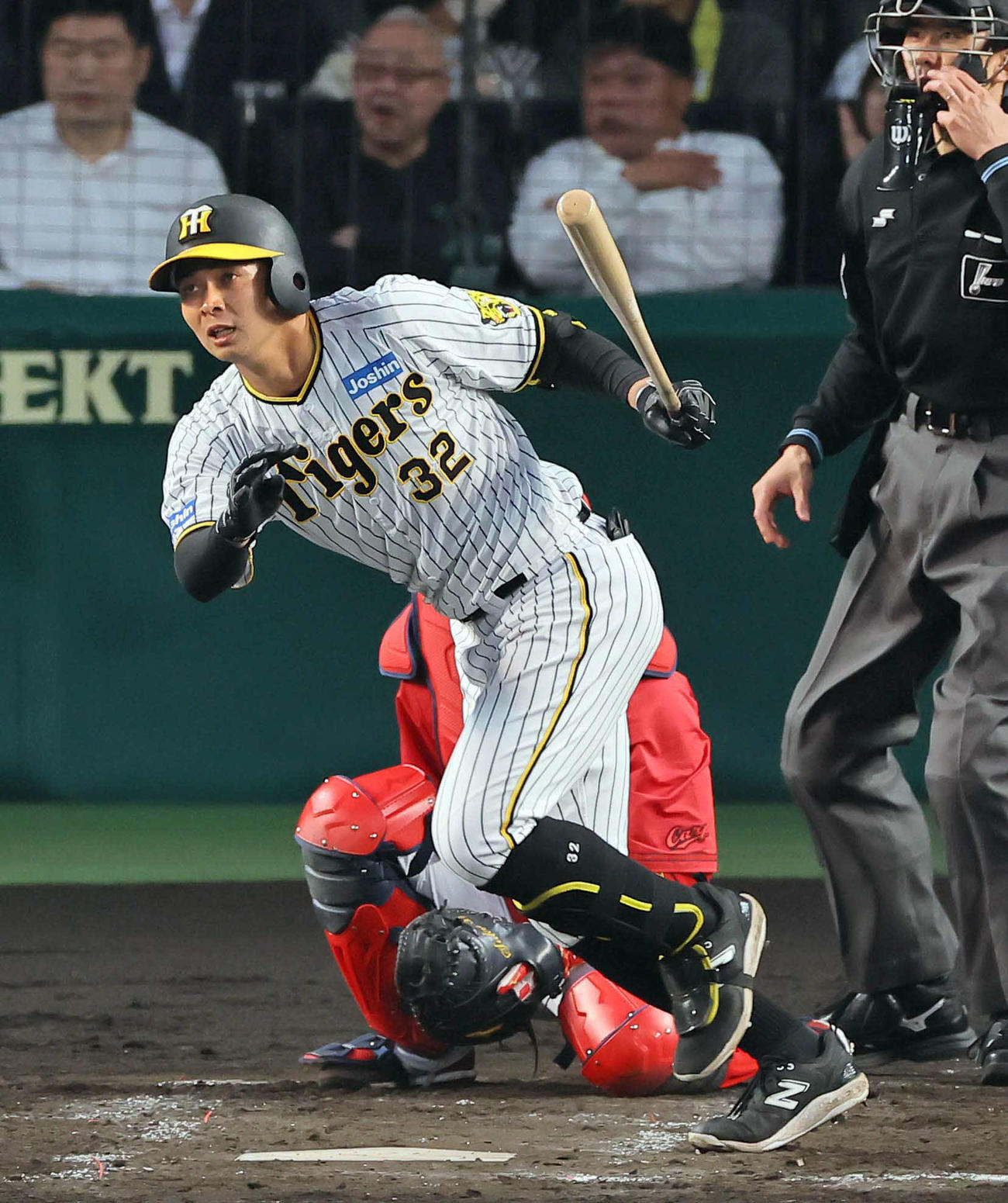 阪神対広島　1回裏阪神1死満塁、井上は右前同点適時打を放つ（撮影・上田博志）