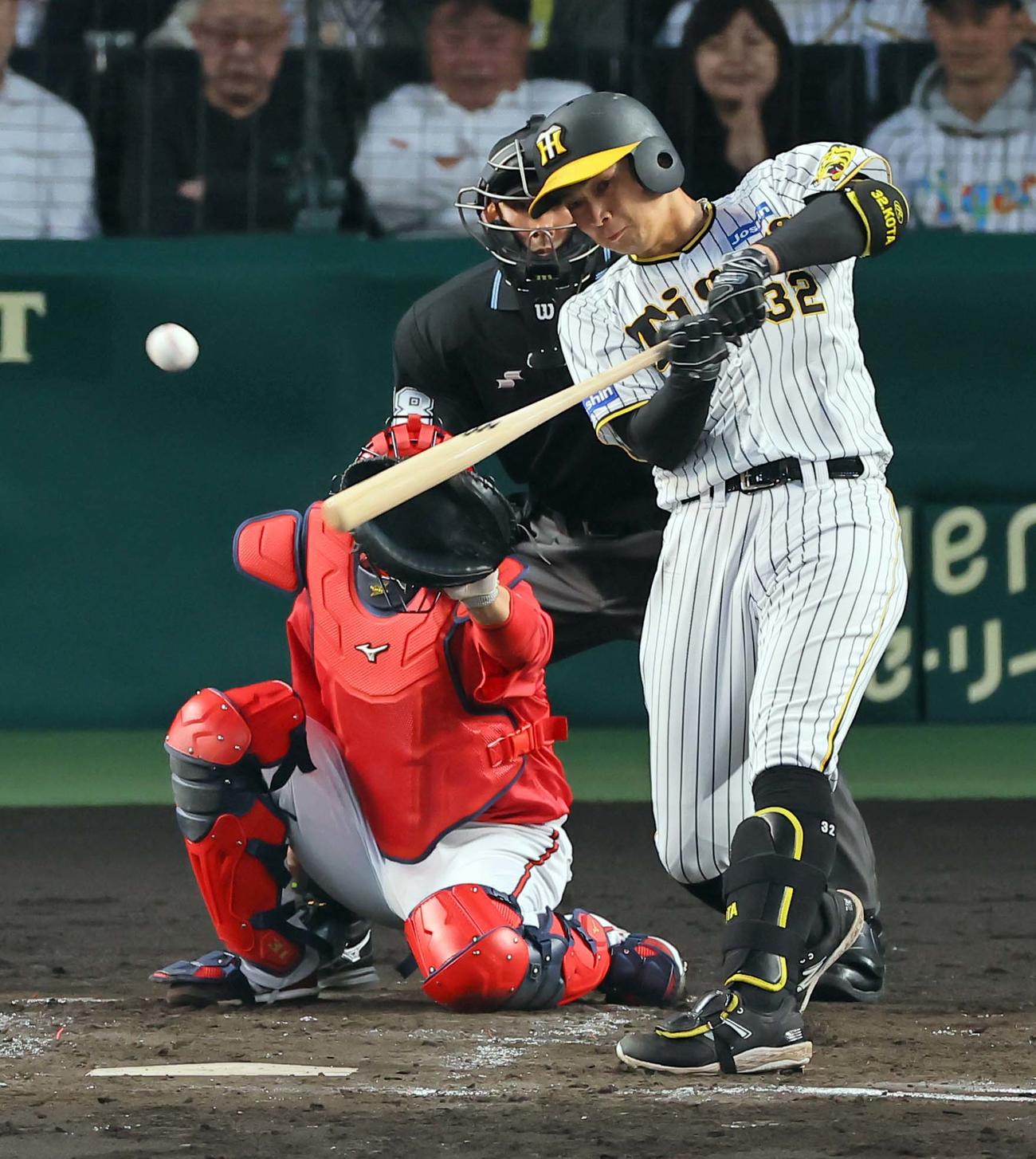 阪神対広島　1回裏阪神1死満塁、井上は右前同点適時打を放つ（撮影・上田博志）
