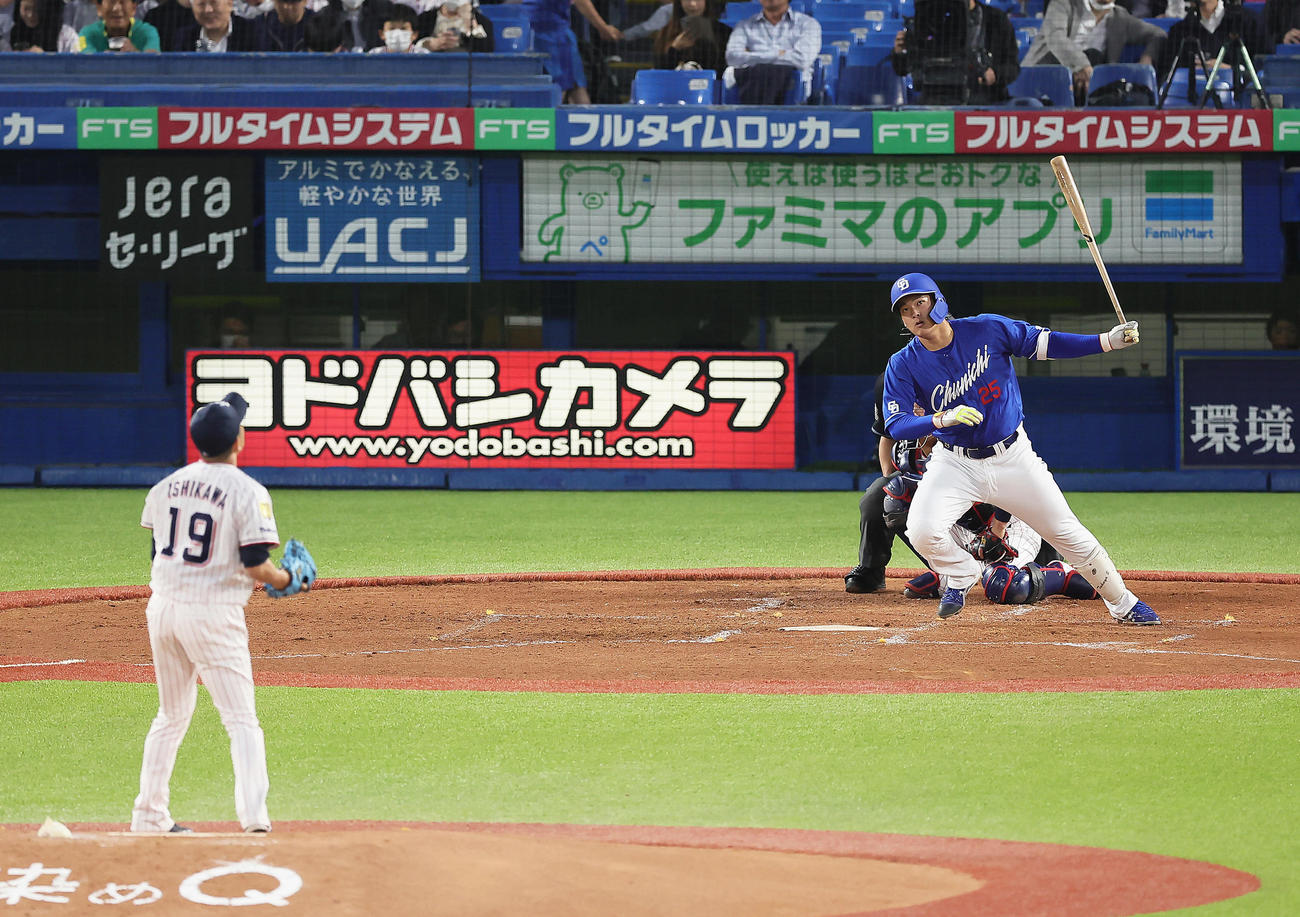 ヤクルト対中日　2回表無死、石川昂は中越えにソロ本塁打を放つ。投手石川（撮影・足立雅史）