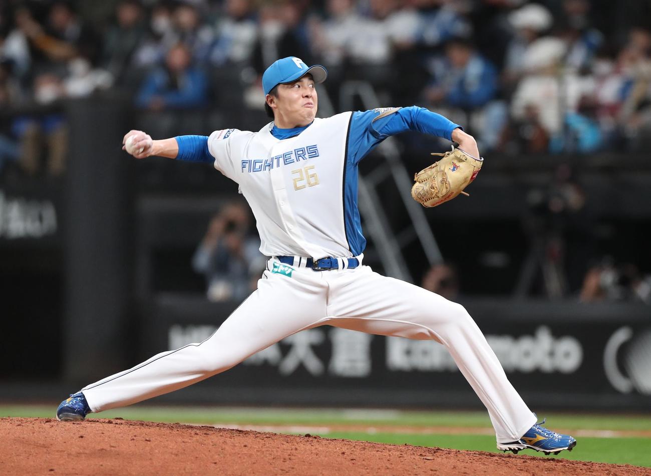 日本ハム対ロッテ　8回から3番手で登板した田中正（撮影・黒川智章）