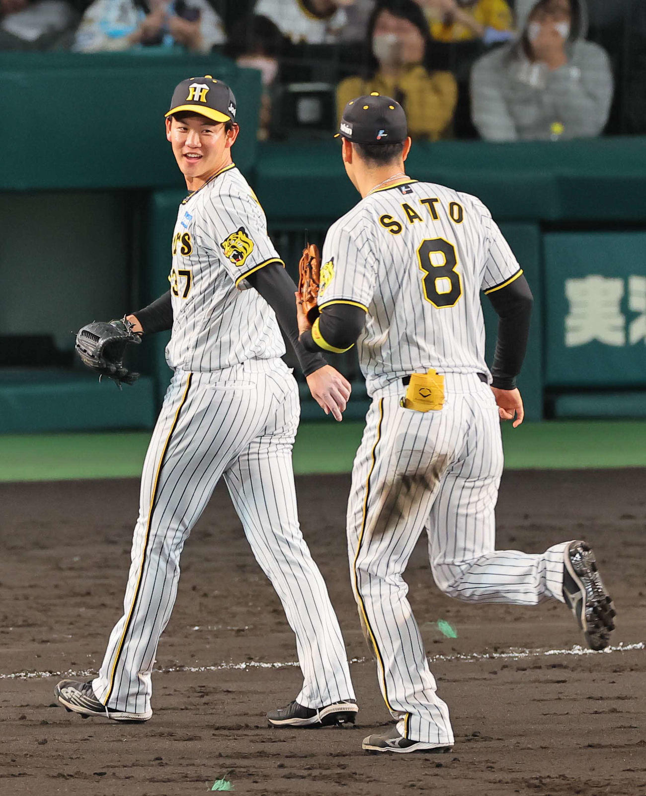 阪神対広島　及川（左）は6回表を無失点に抑え笑顔を見せる（撮影・上田博志）